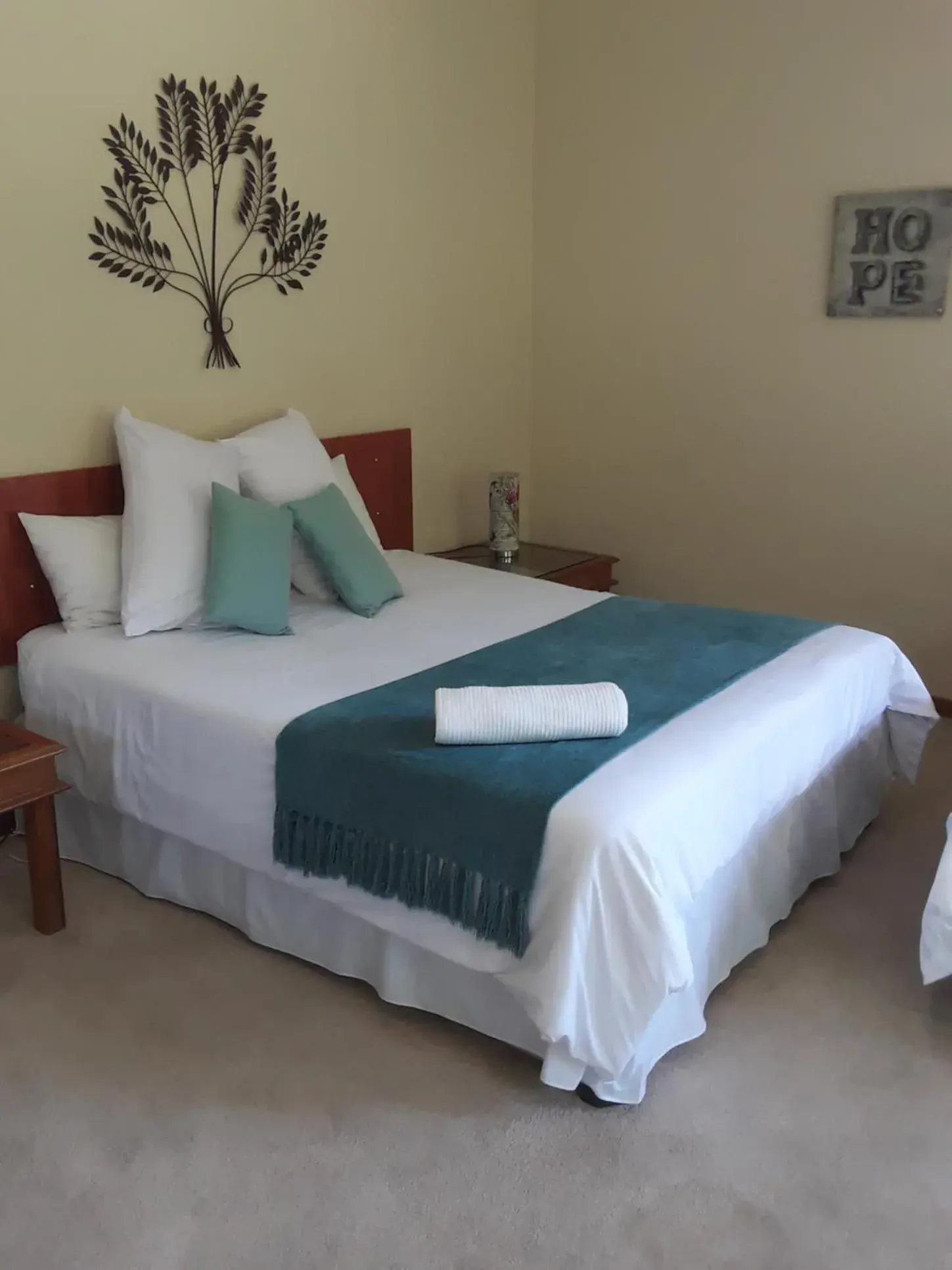 Queen Room with Pool View in Ferndale Lodge Queen Room with Pool View in Ferndale Lodge