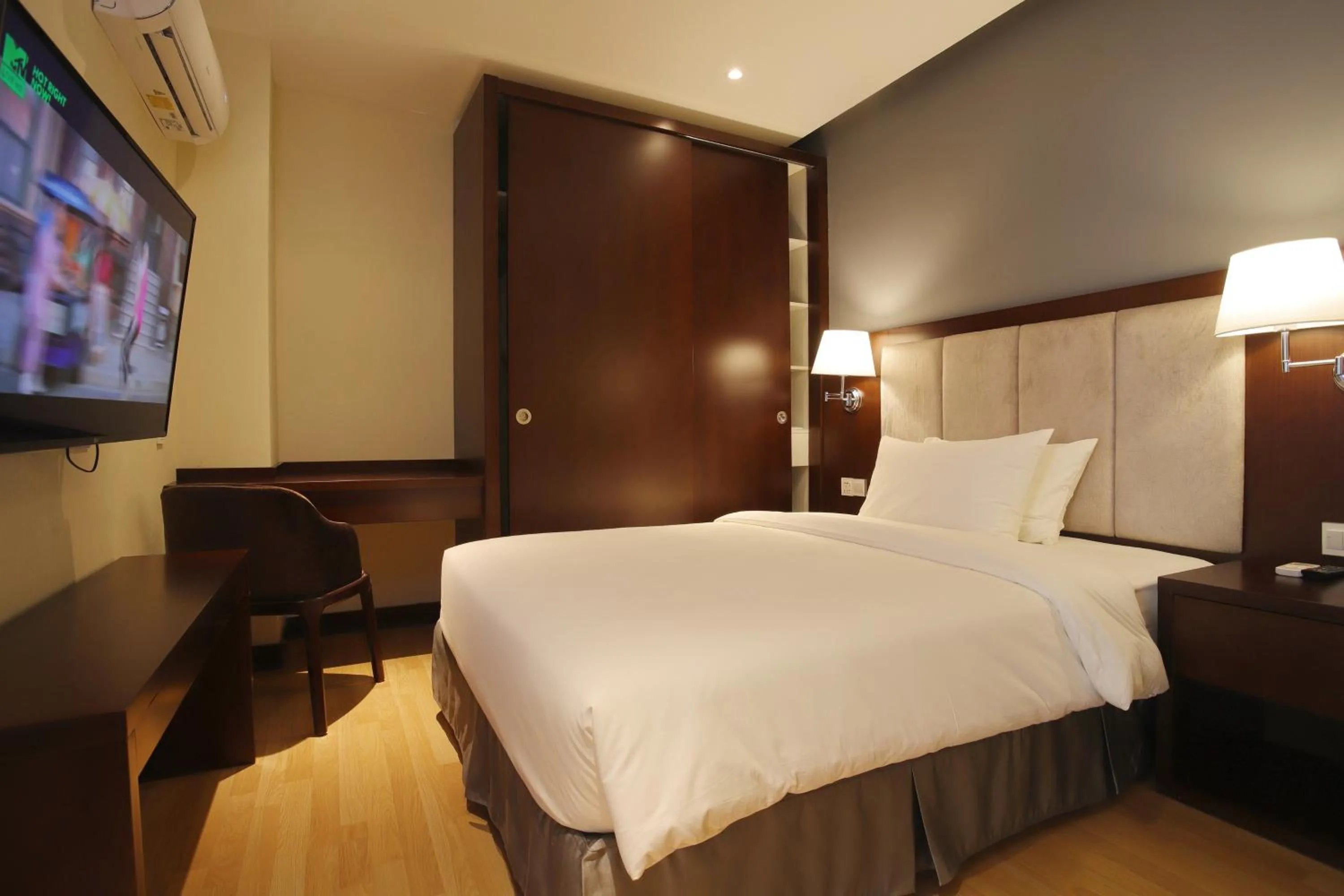 Bedroom, Bed in Olympia City Hotel by Dara