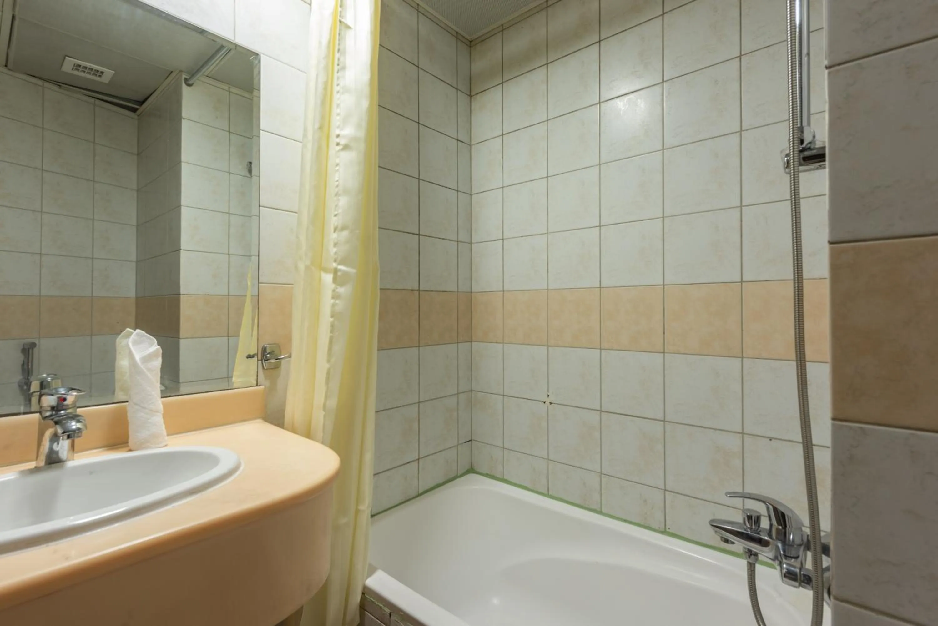 Bathroom in Grand Zowar Hotel