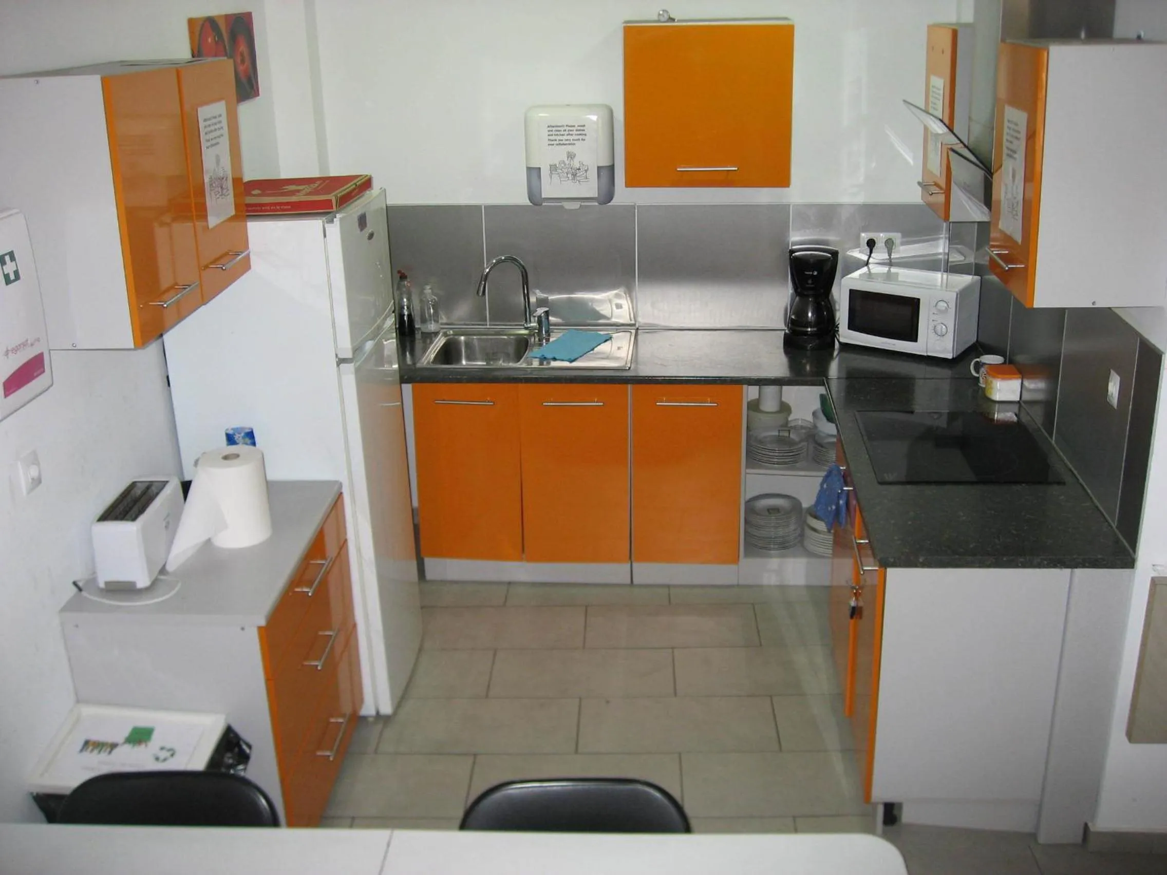 Communal kitchen in Hostelscat