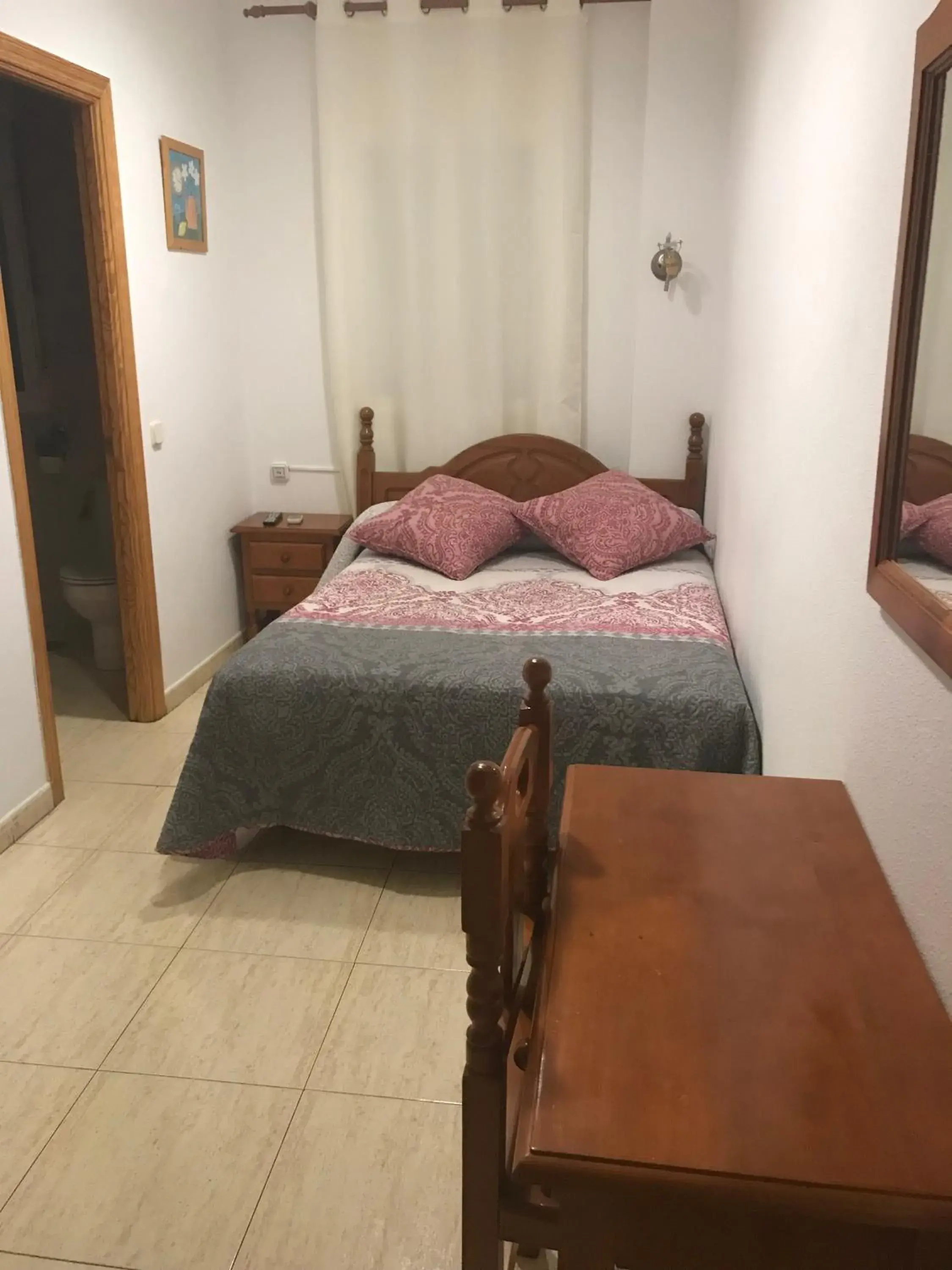 Standard Queen Room - single occupancy in Hostal 82 Standard Queen Room - single occupancy in Hostal 82