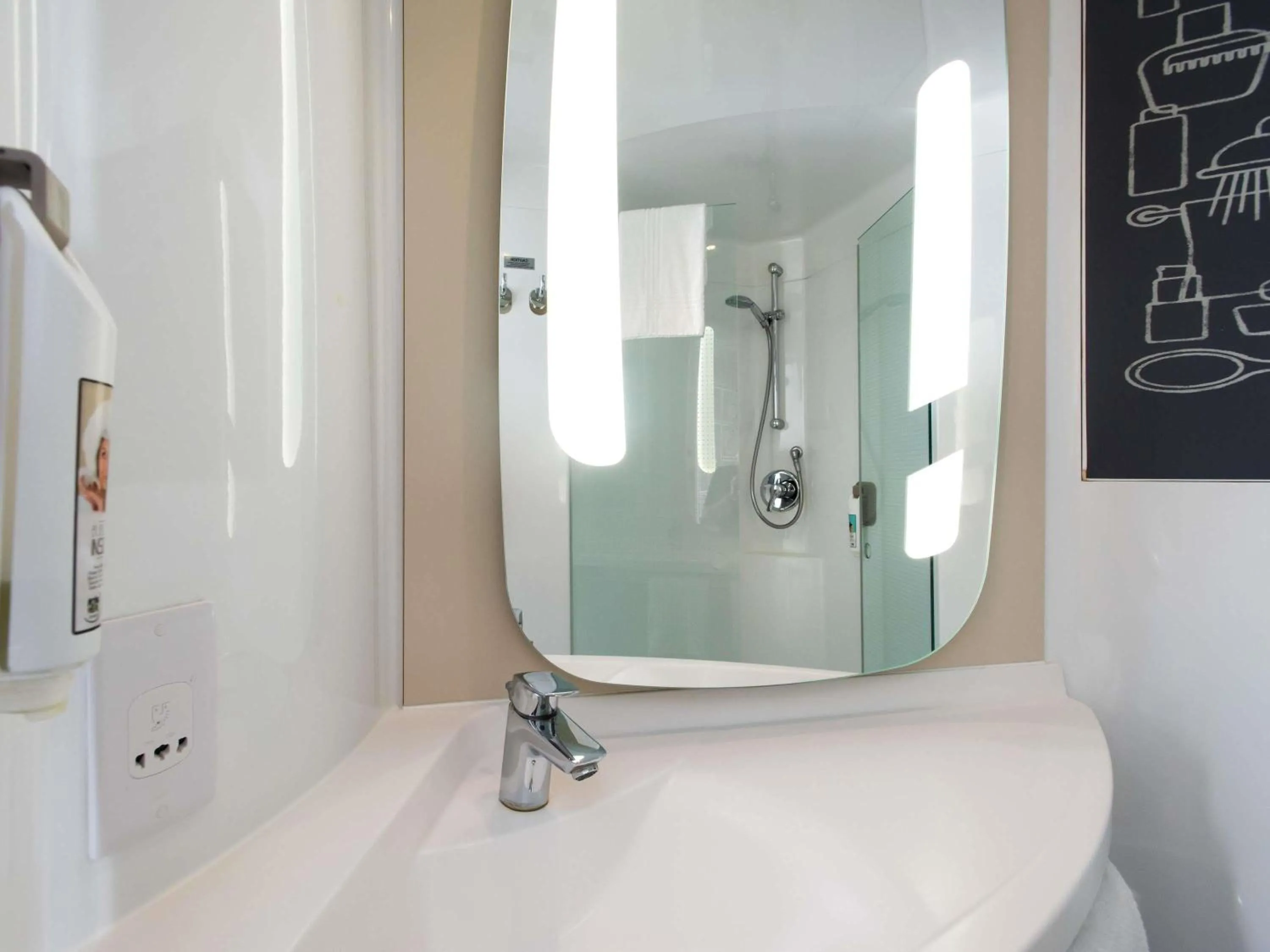 Bedroom in Ibis Sheffield City