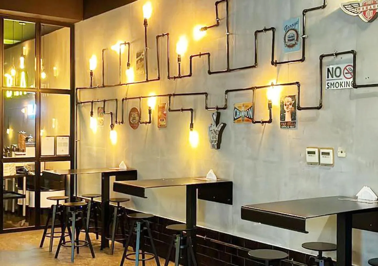 Restaurant/places to eat in Ayan Hotel