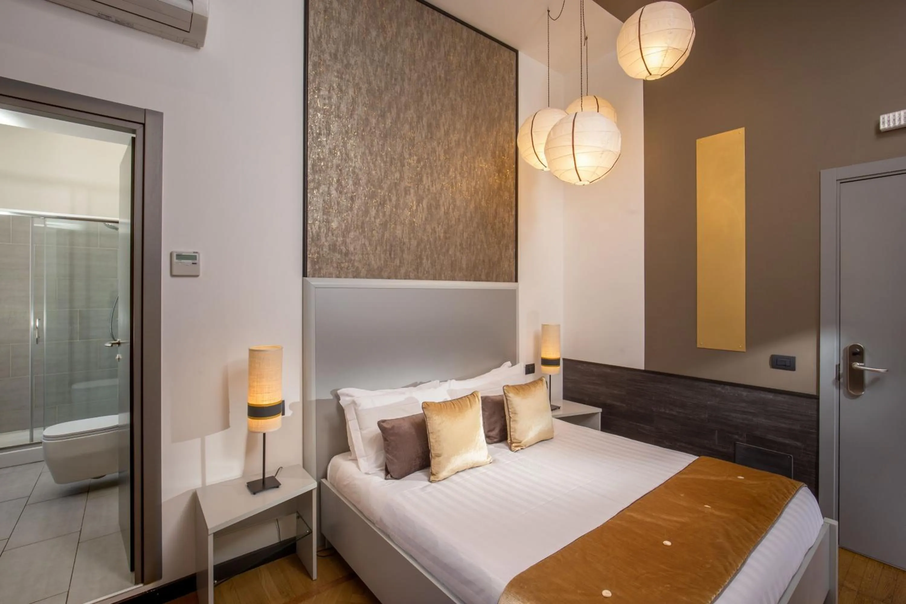 Bedroom, Bed in Domus Liberius - Rome