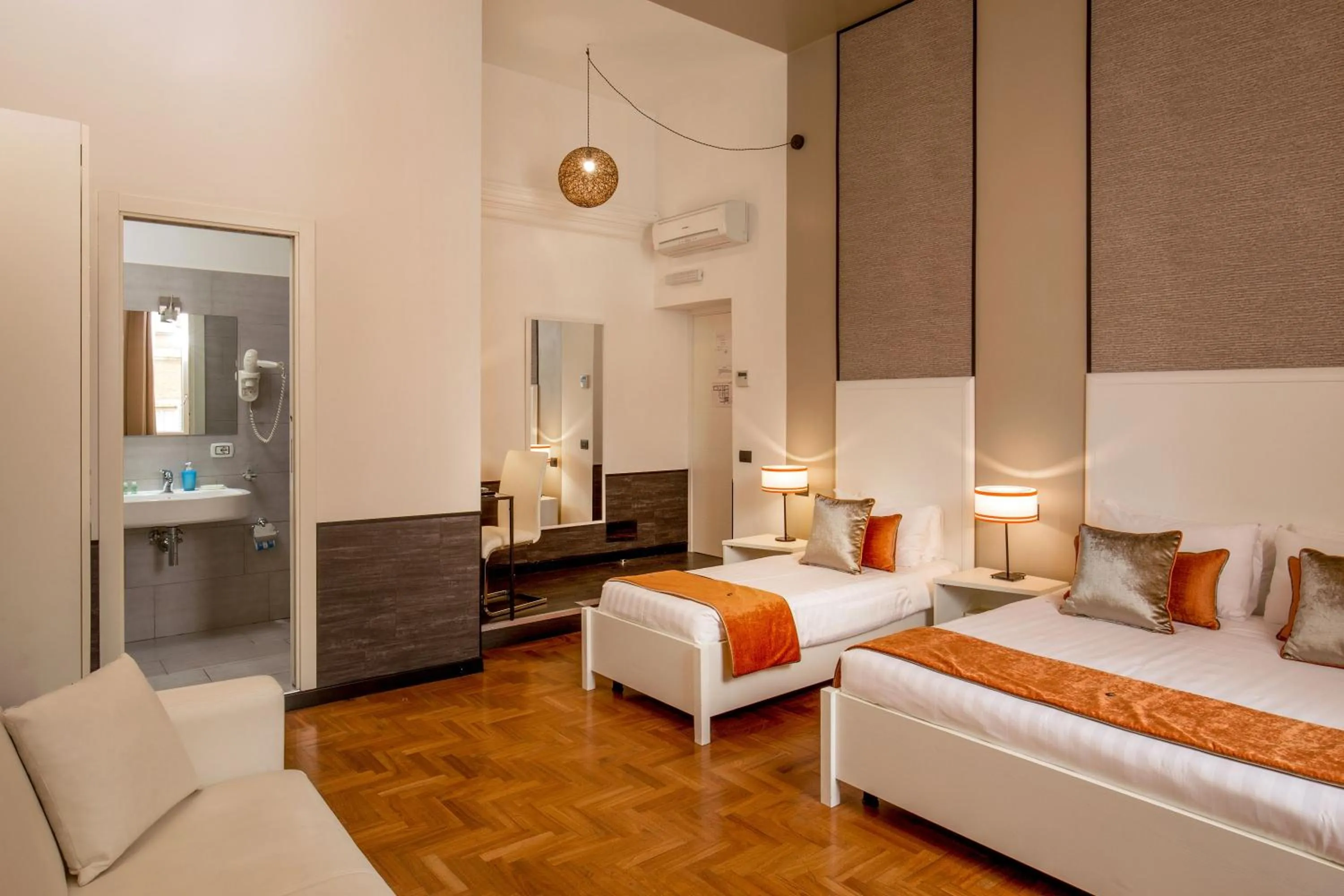 Bedroom, Bed in Domus Liberius - Rome