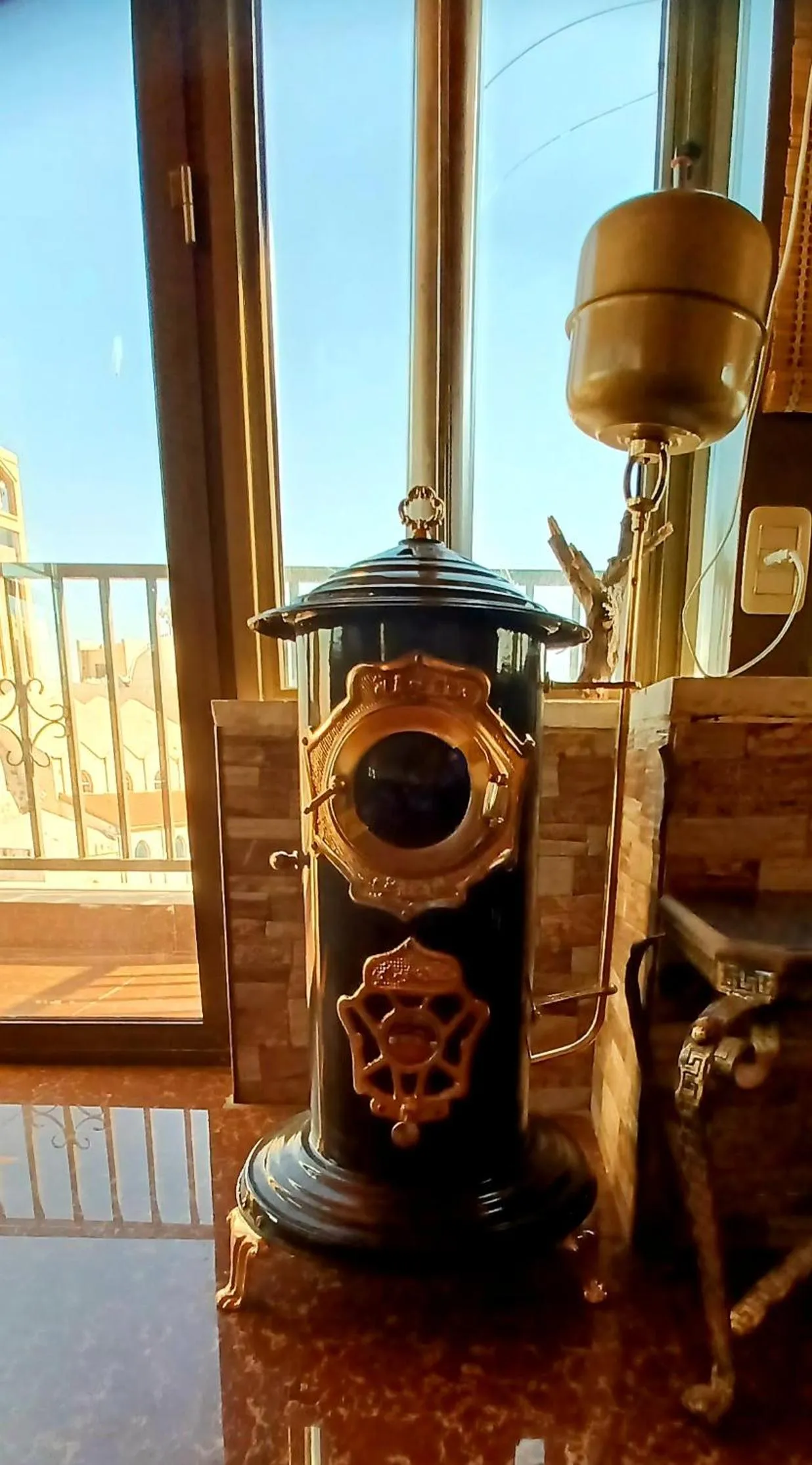 Restaurant/places to eat in Caravan Hotel