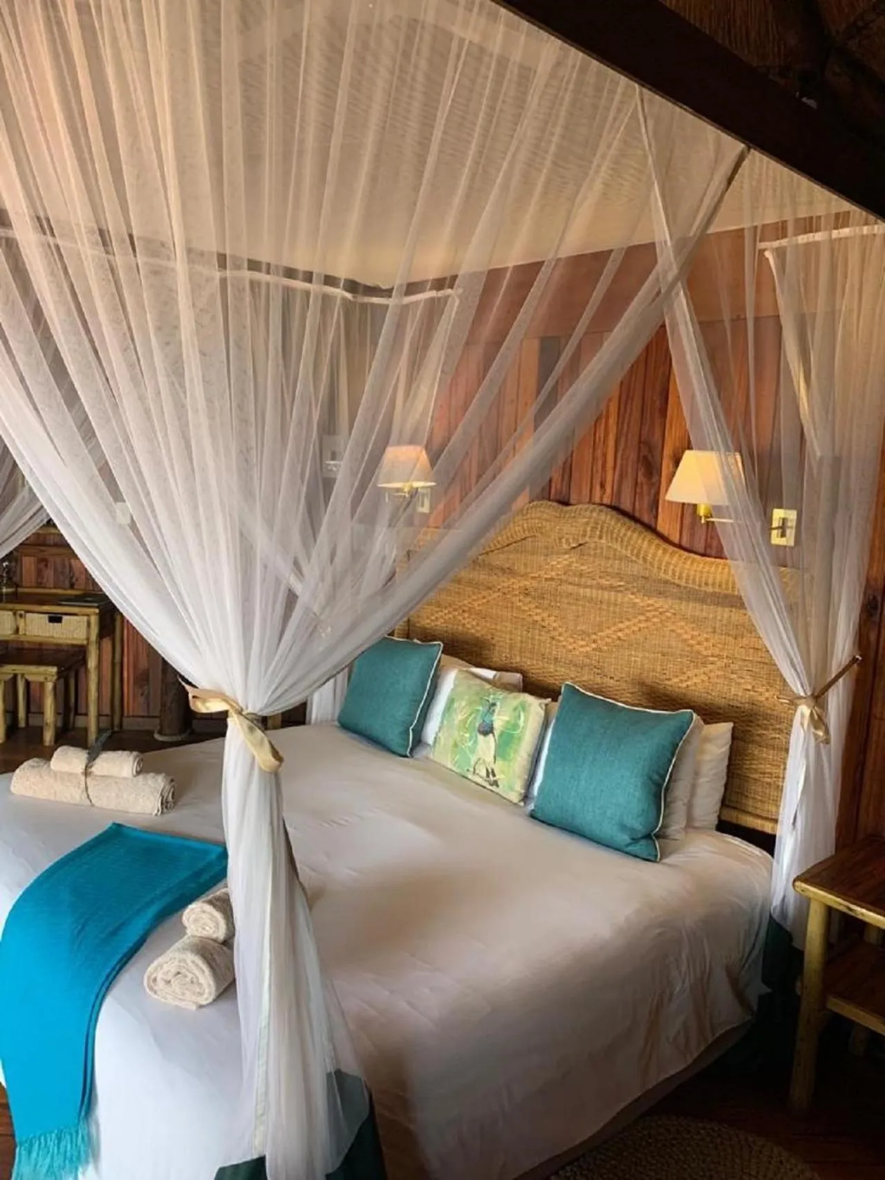 Bedroom, Bed in Shayamoya Tiger Fishing and Game Lodge