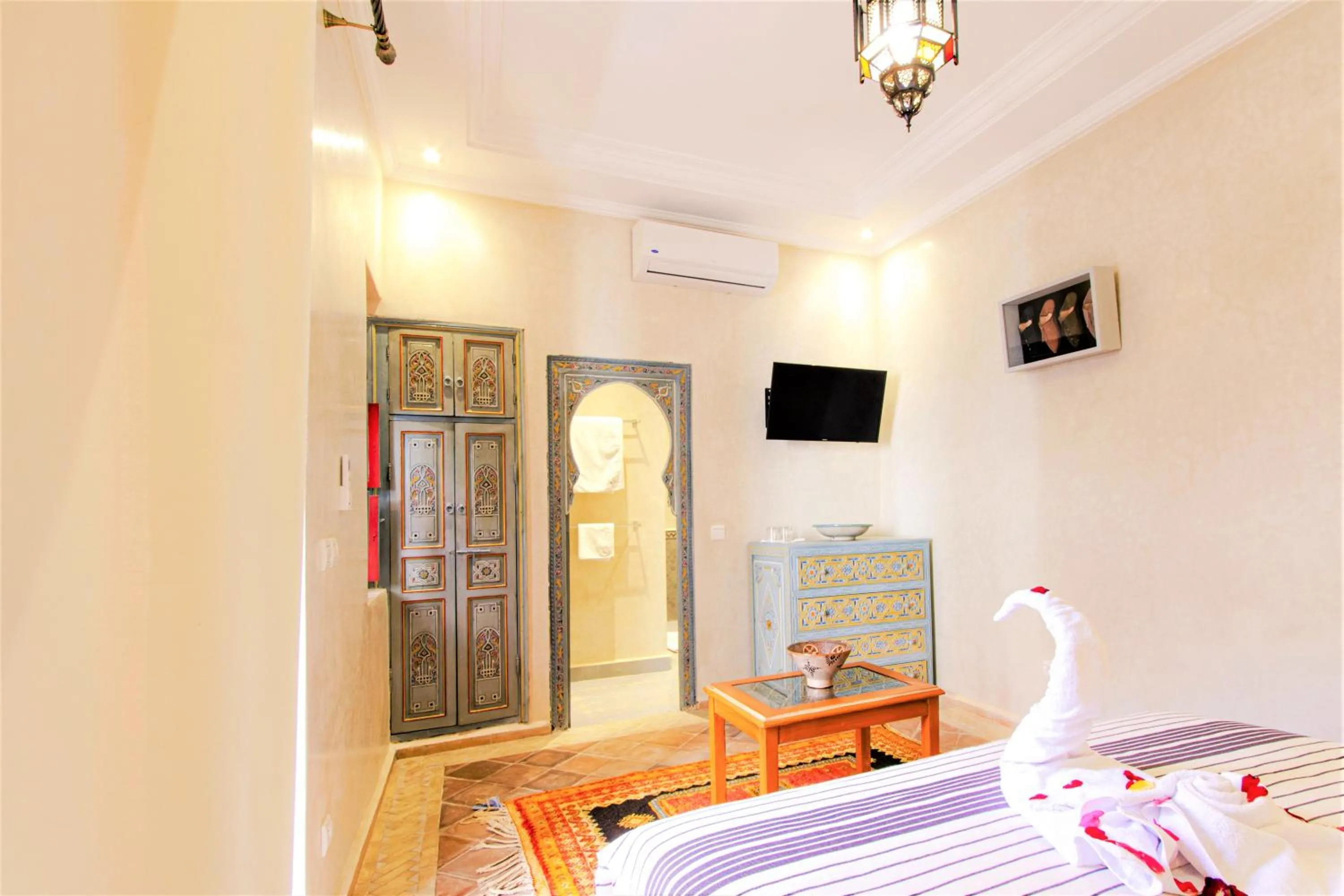 Bathroom, Bed in Riad Tahyra