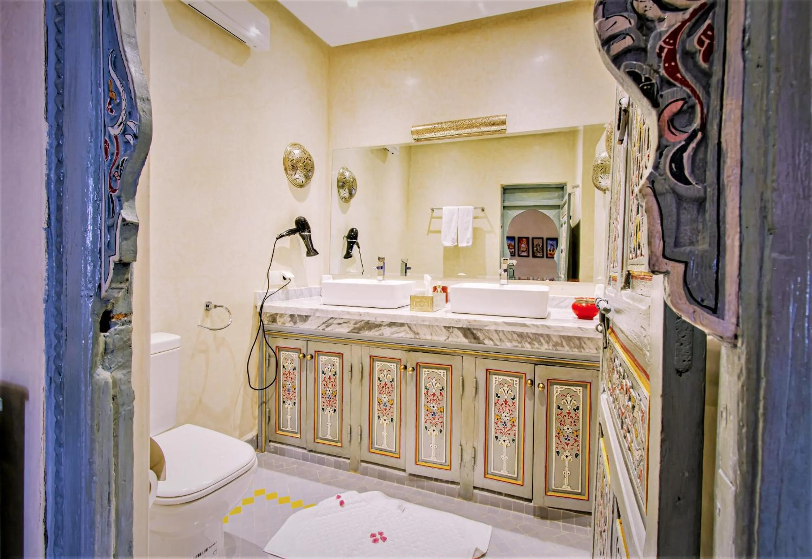 Shower, Bed in Riad Tahyra