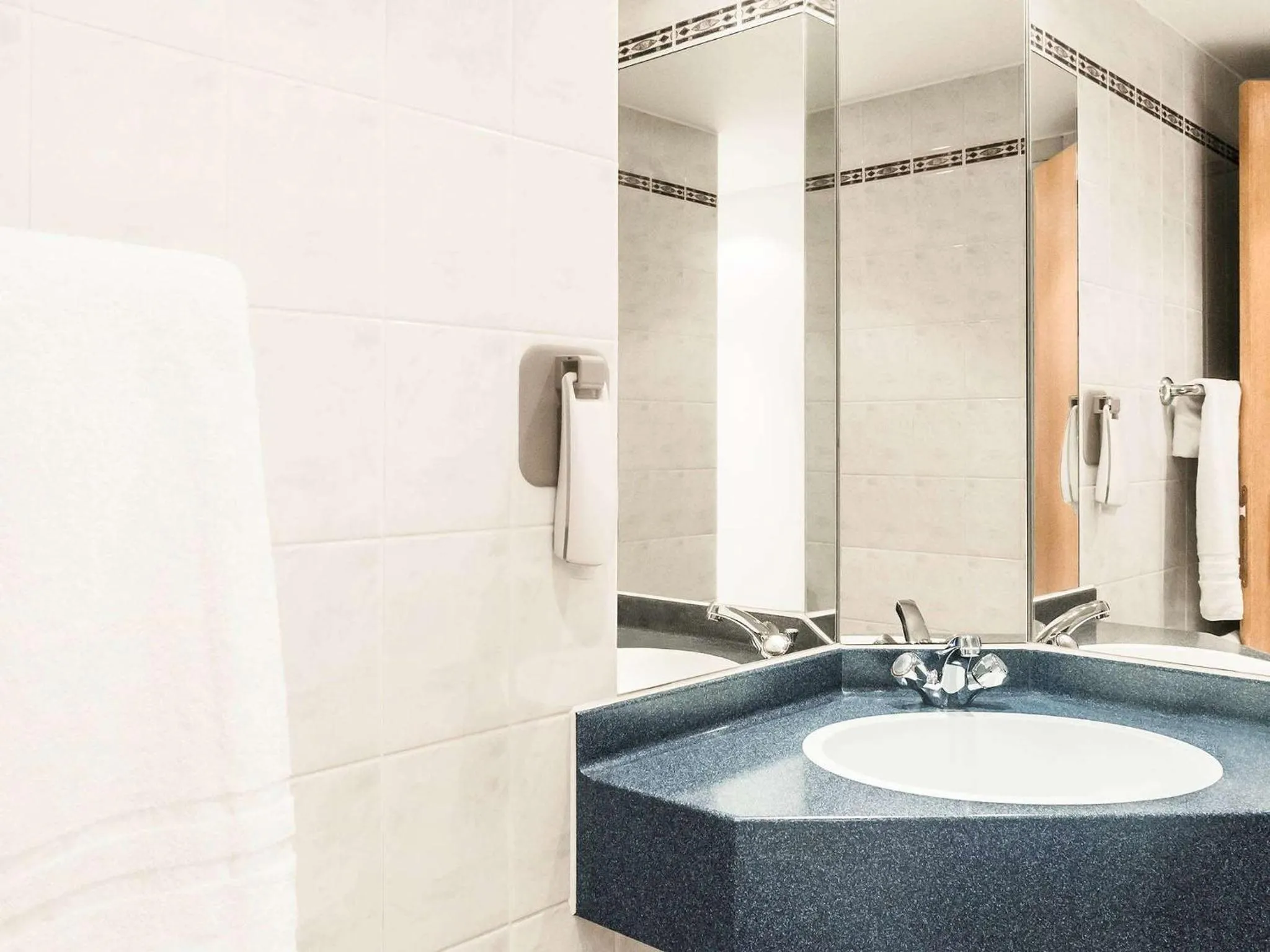 Photo of the whole room in ibis Bradford Shipley