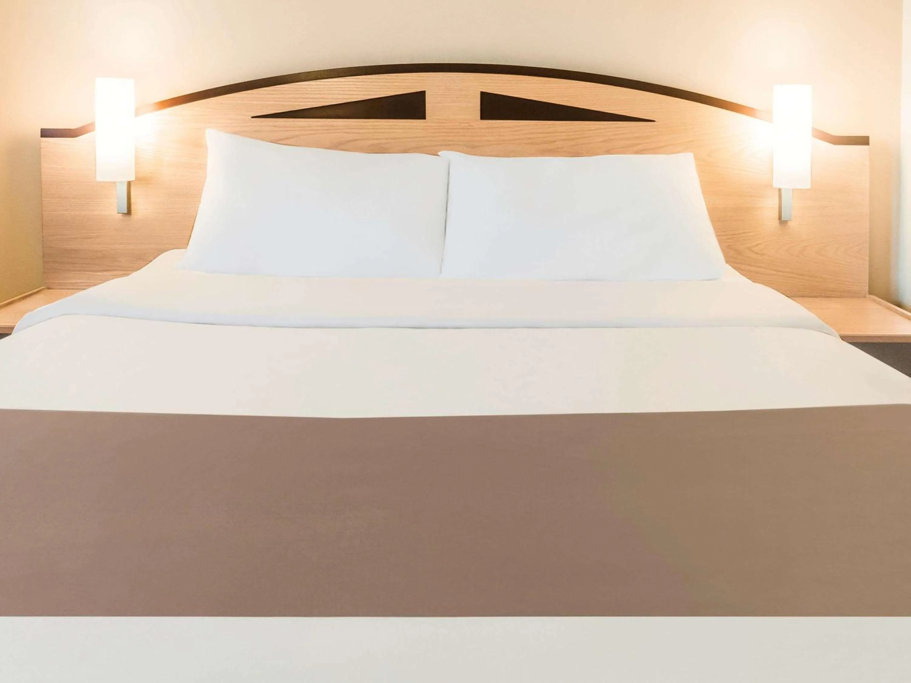 Photo of the whole room in ibis Bradford Shipley