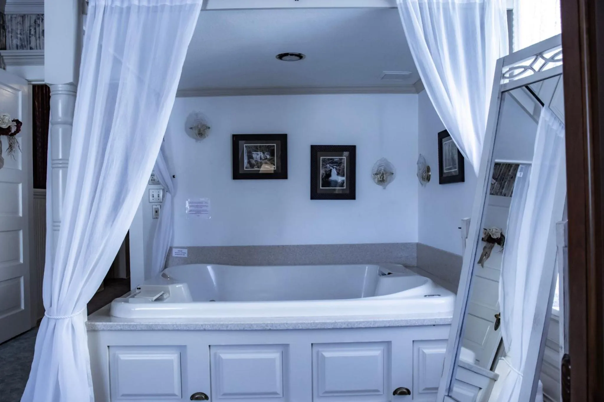 Bed in McCloud River Bed and Breakfast