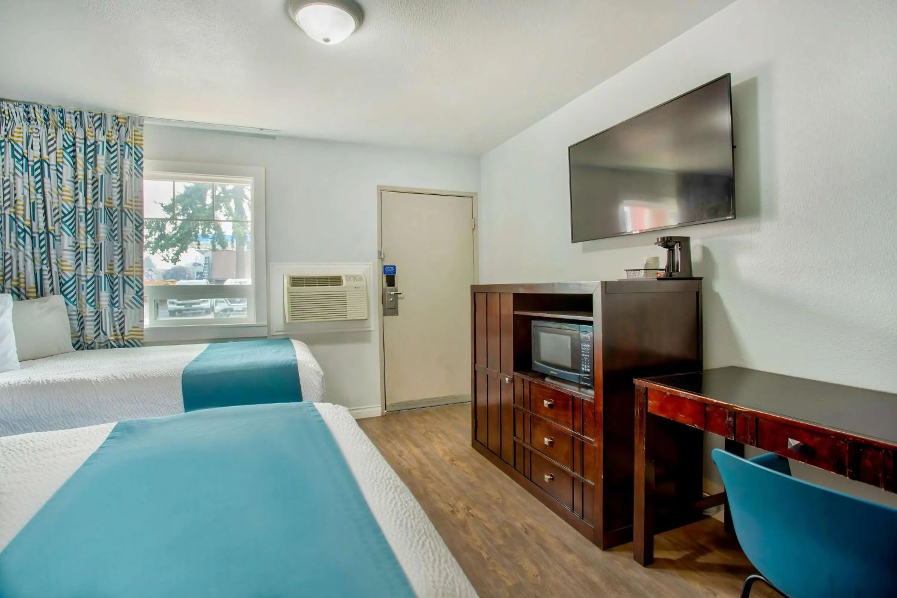 Photo of the whole room, Bed in Studio 6 Suites - Albany, OR