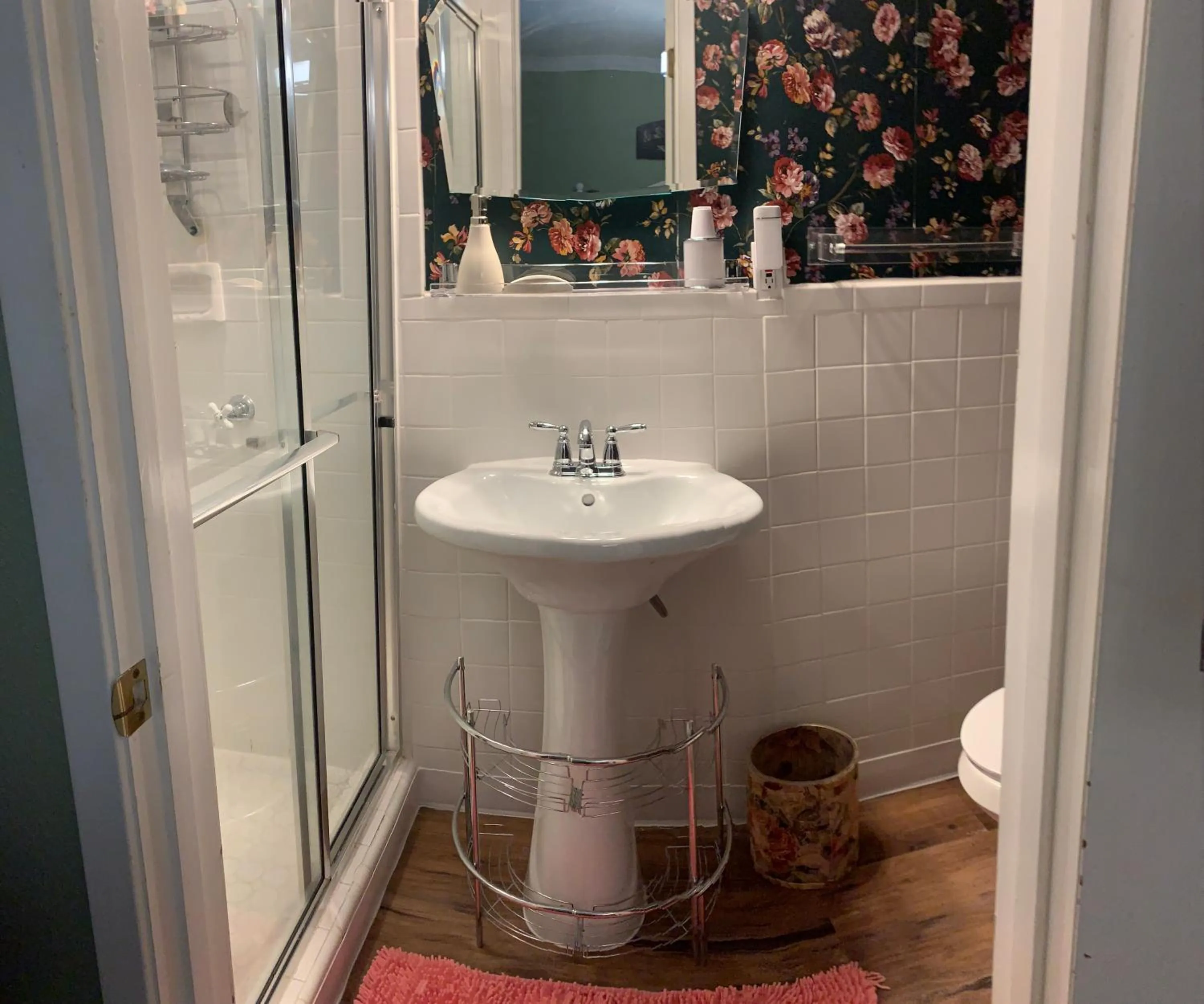 Toilet in Lamb's Rest Inn