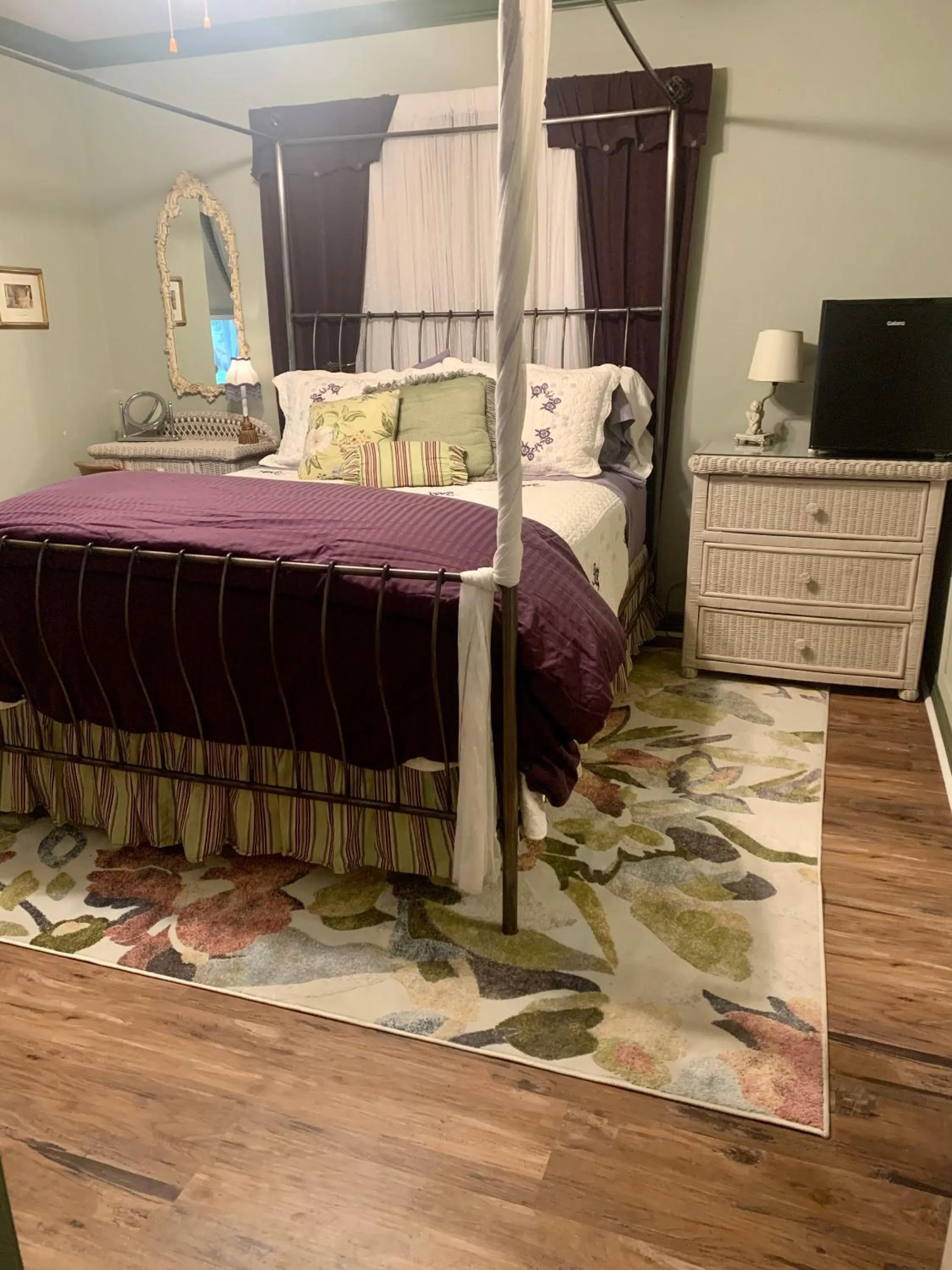 Bed in Lamb's Rest Inn