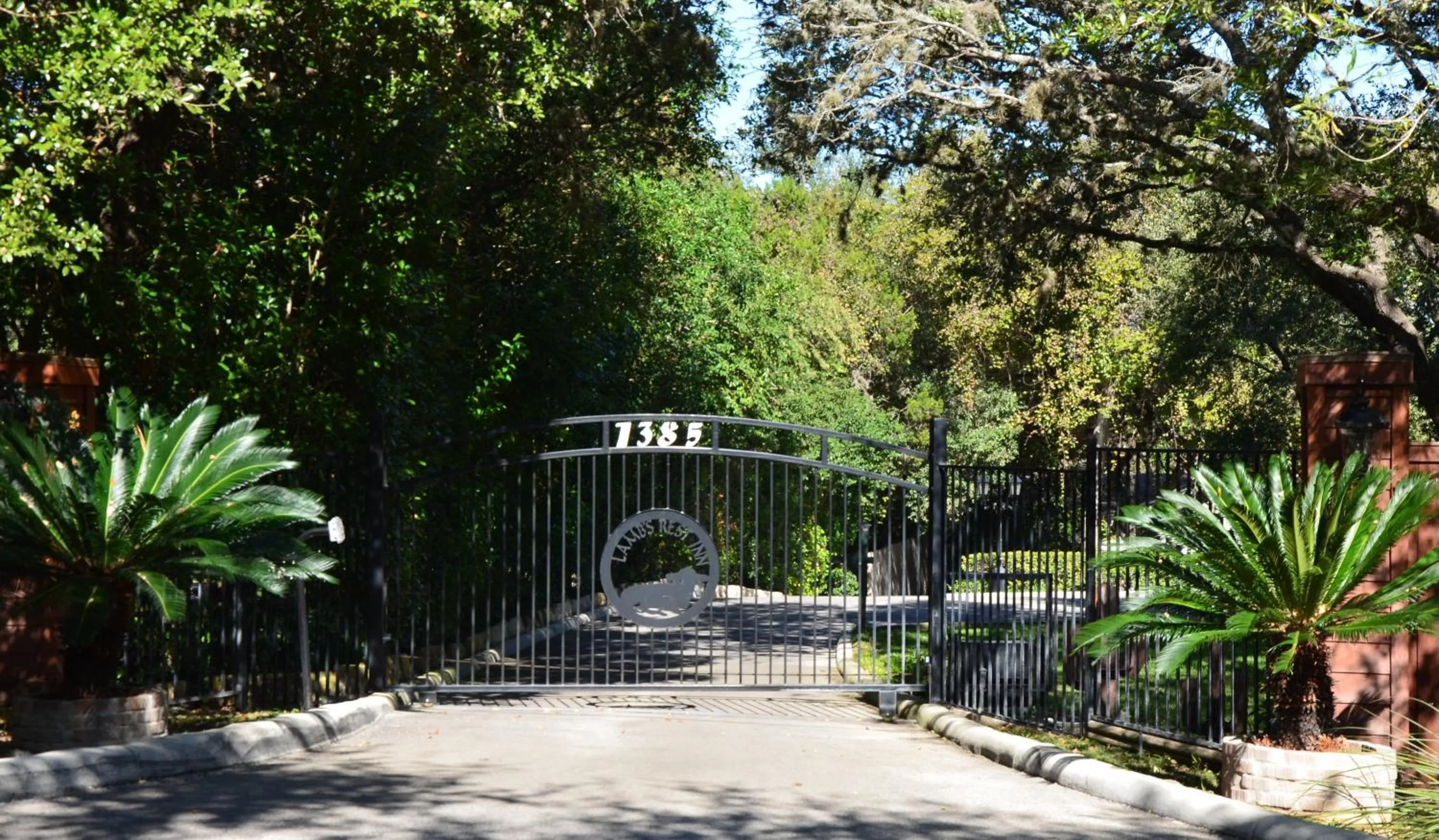 Facade/entrance in Lamb's Rest Inn