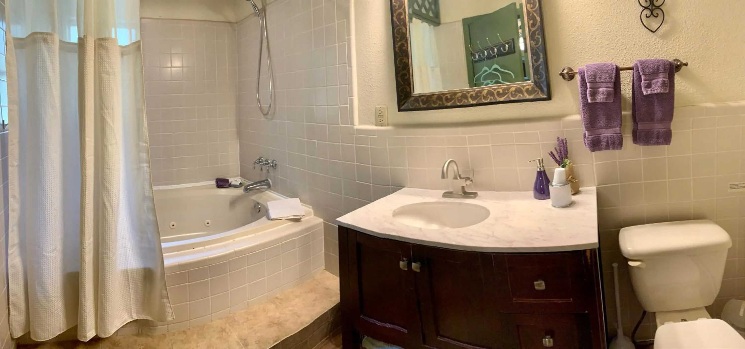 Toilet in Lamb's Rest Inn