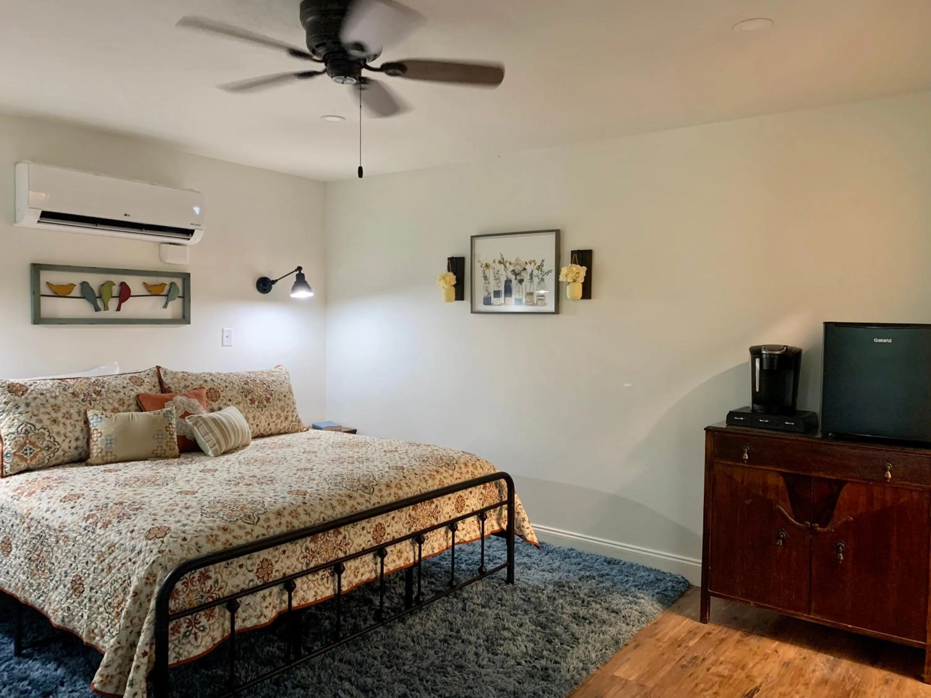 Coffee/tea facilities, Bed in Lamb's Rest Inn