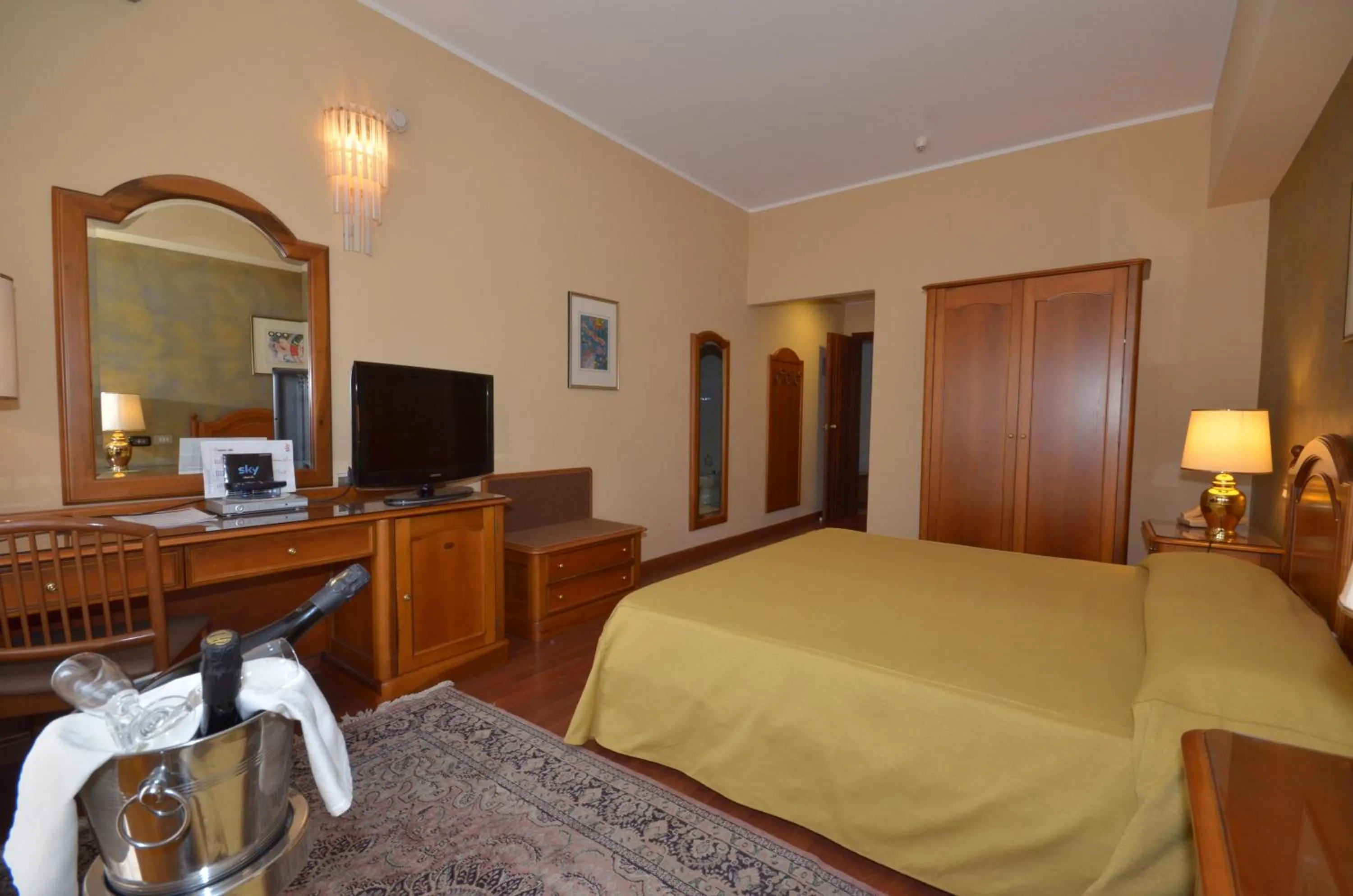 Bedroom, Bed in Garden Hotel