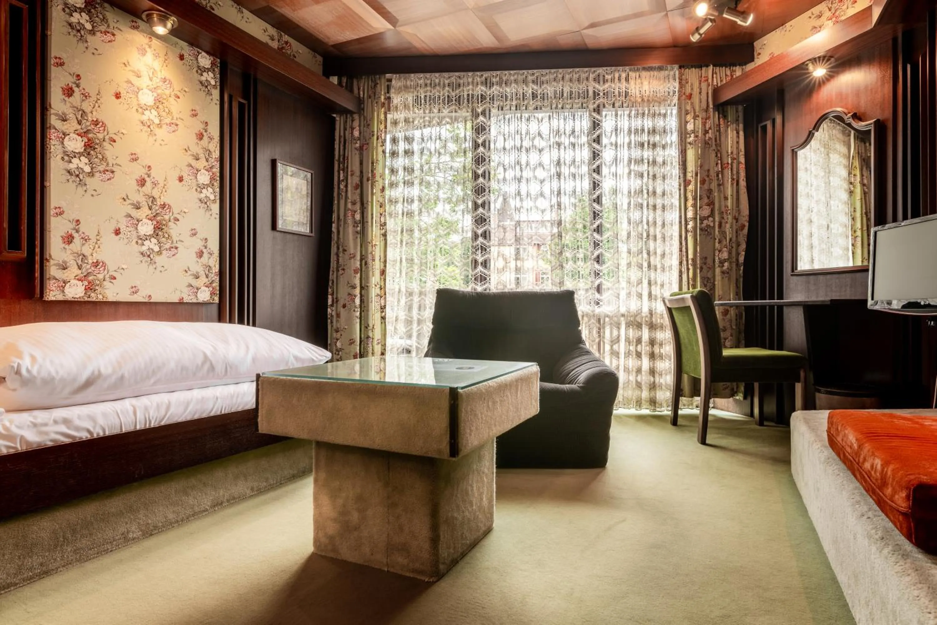 Living room, Bed in Hotel Spahr