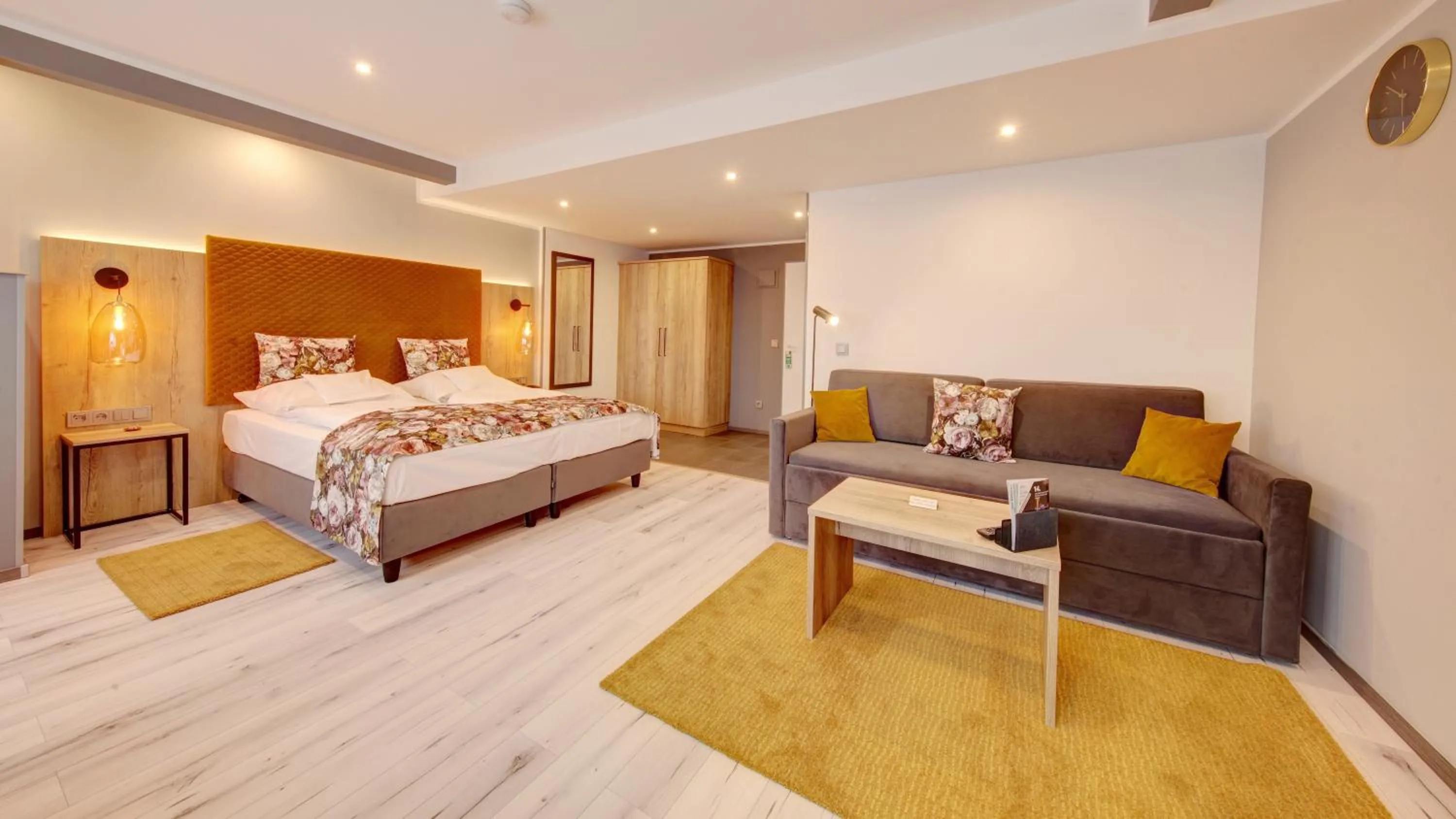 Living room, Bed in Hotel Spahr