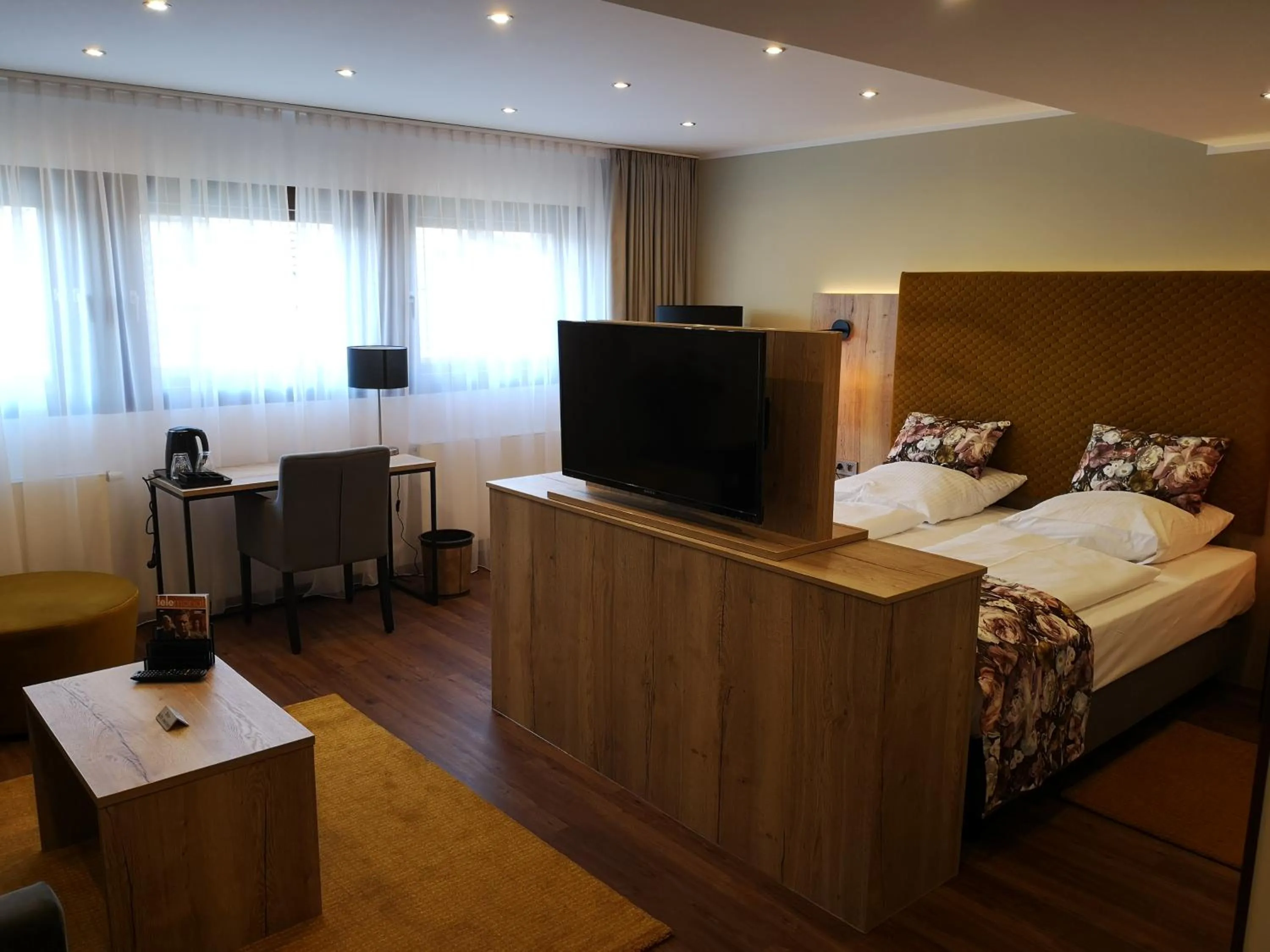 Living room, Bed in Hotel Spahr