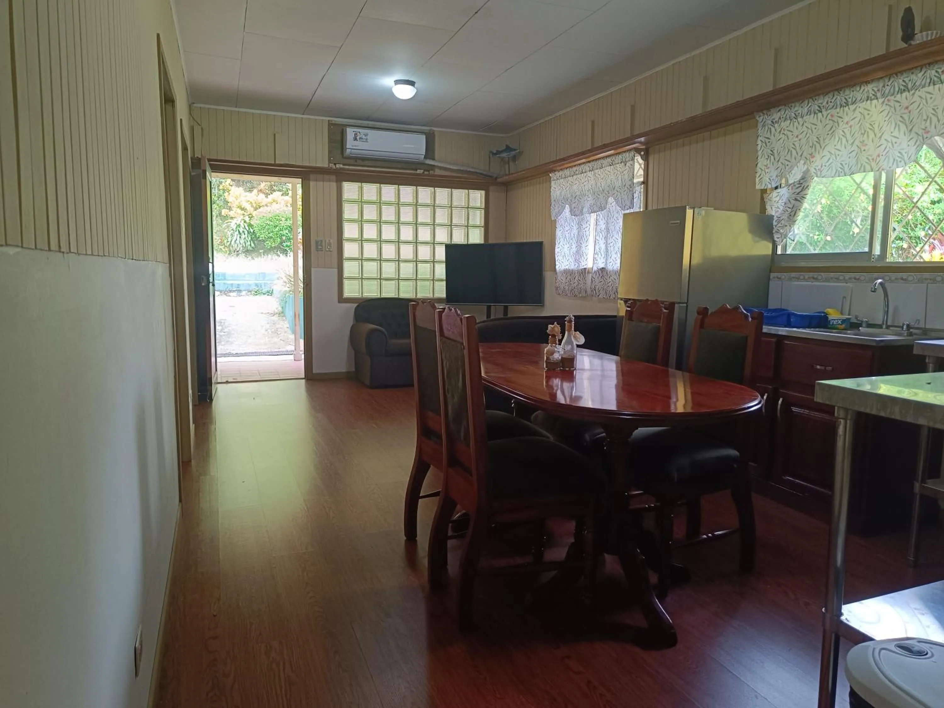 Communal lounge/ TV room in Banana Bay Marina
