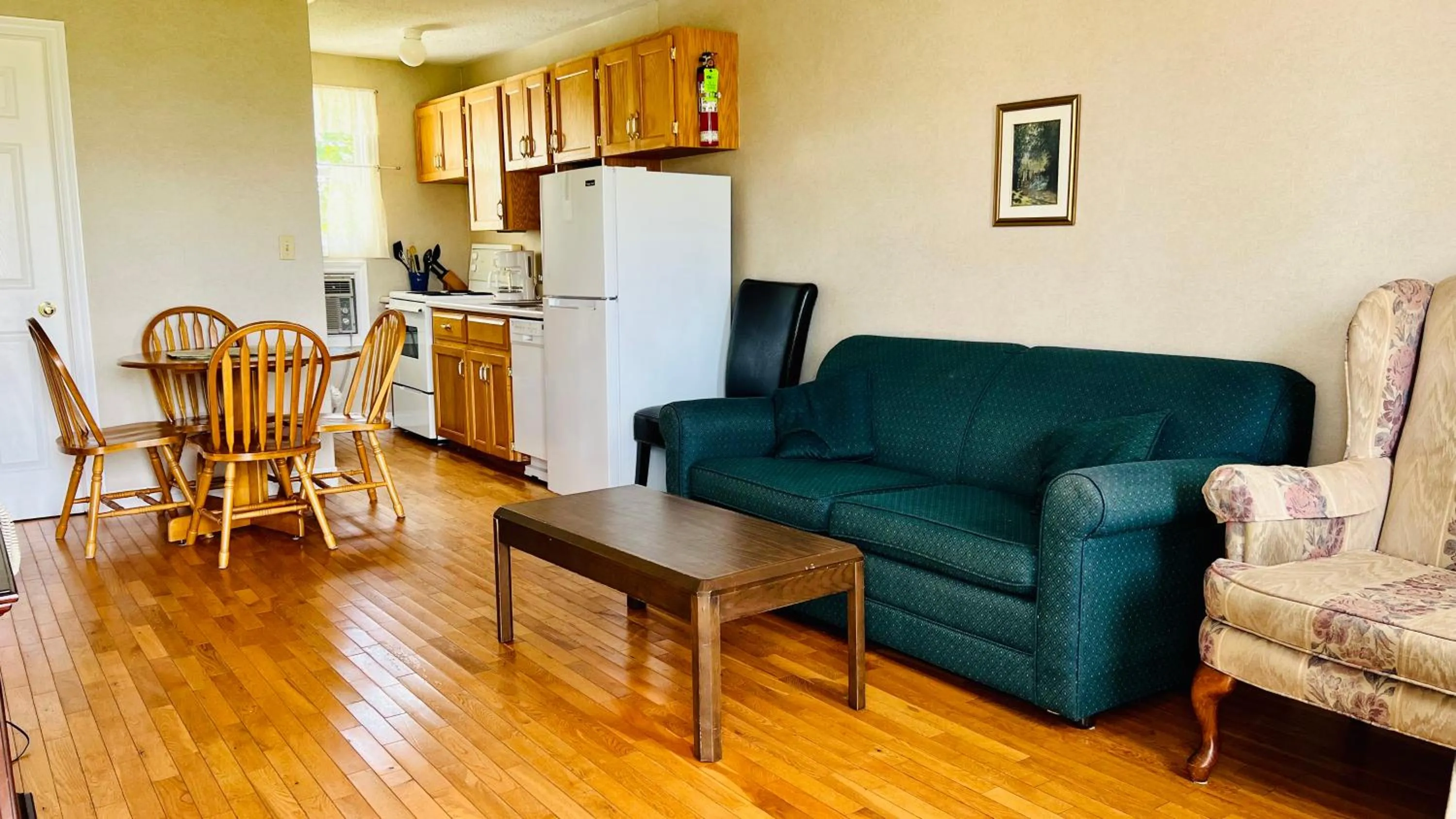 Living room in Anne Shirley Motel & Cottages