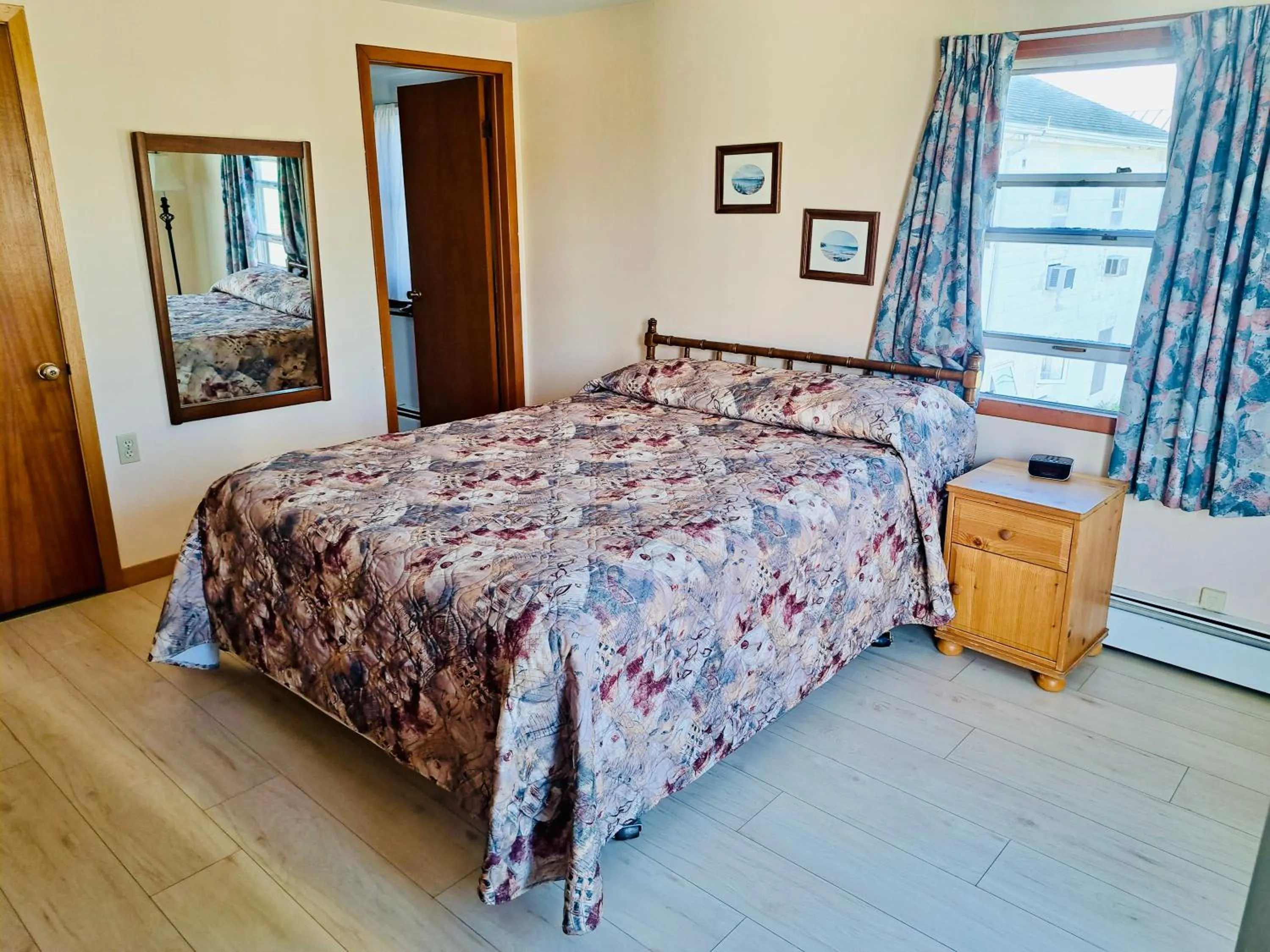 Bedroom, Bed in Anne Shirley Motel & Cottages