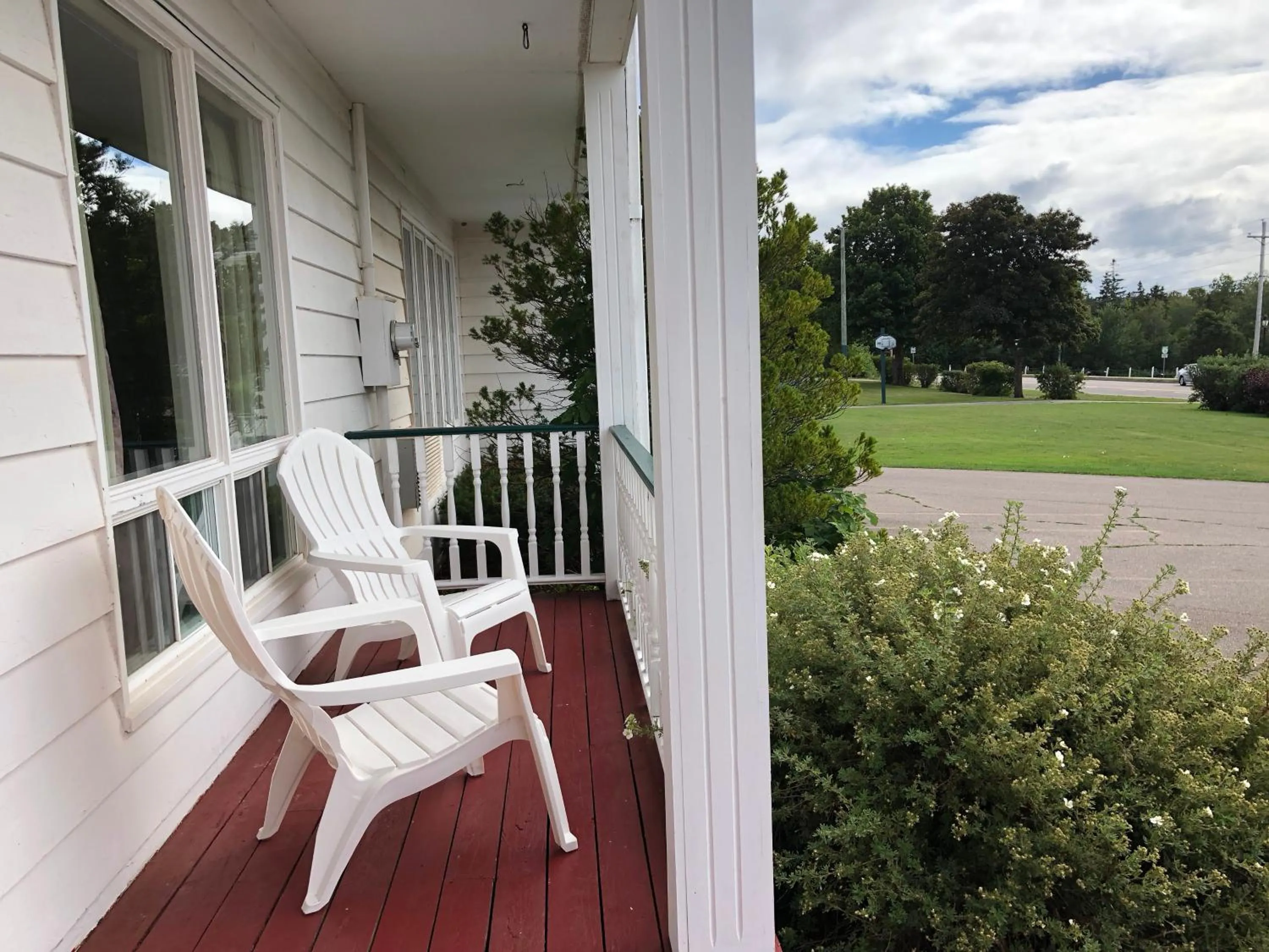Patio in Anne Shirley Motel & Cottages