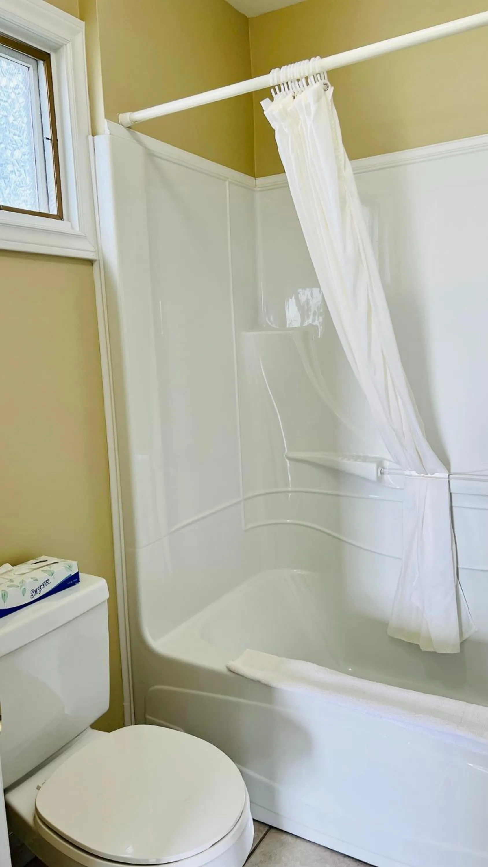 Bathroom in Anne Shirley Motel & Cottages