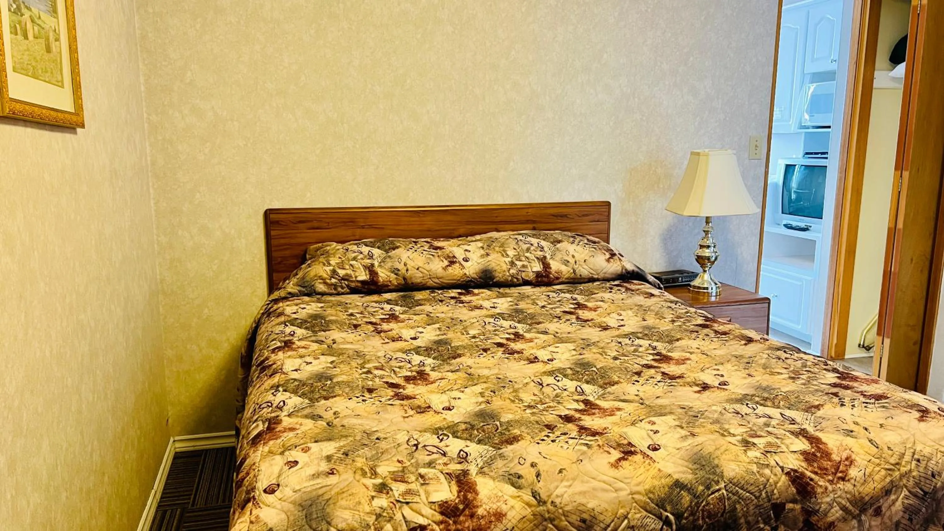 Bedroom, Bed in Anne Shirley Motel & Cottages