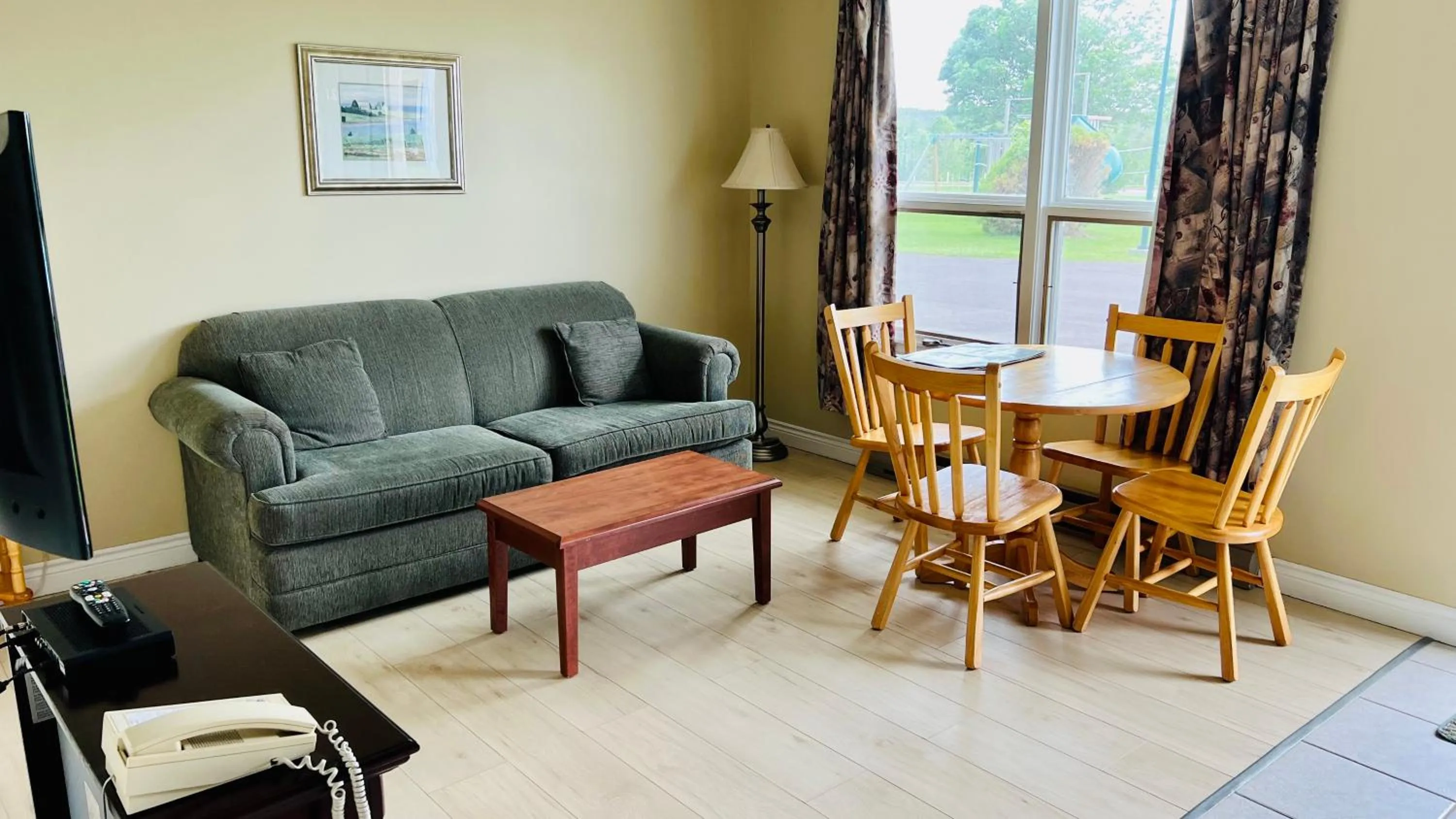 Living room in Anne Shirley Motel & Cottages