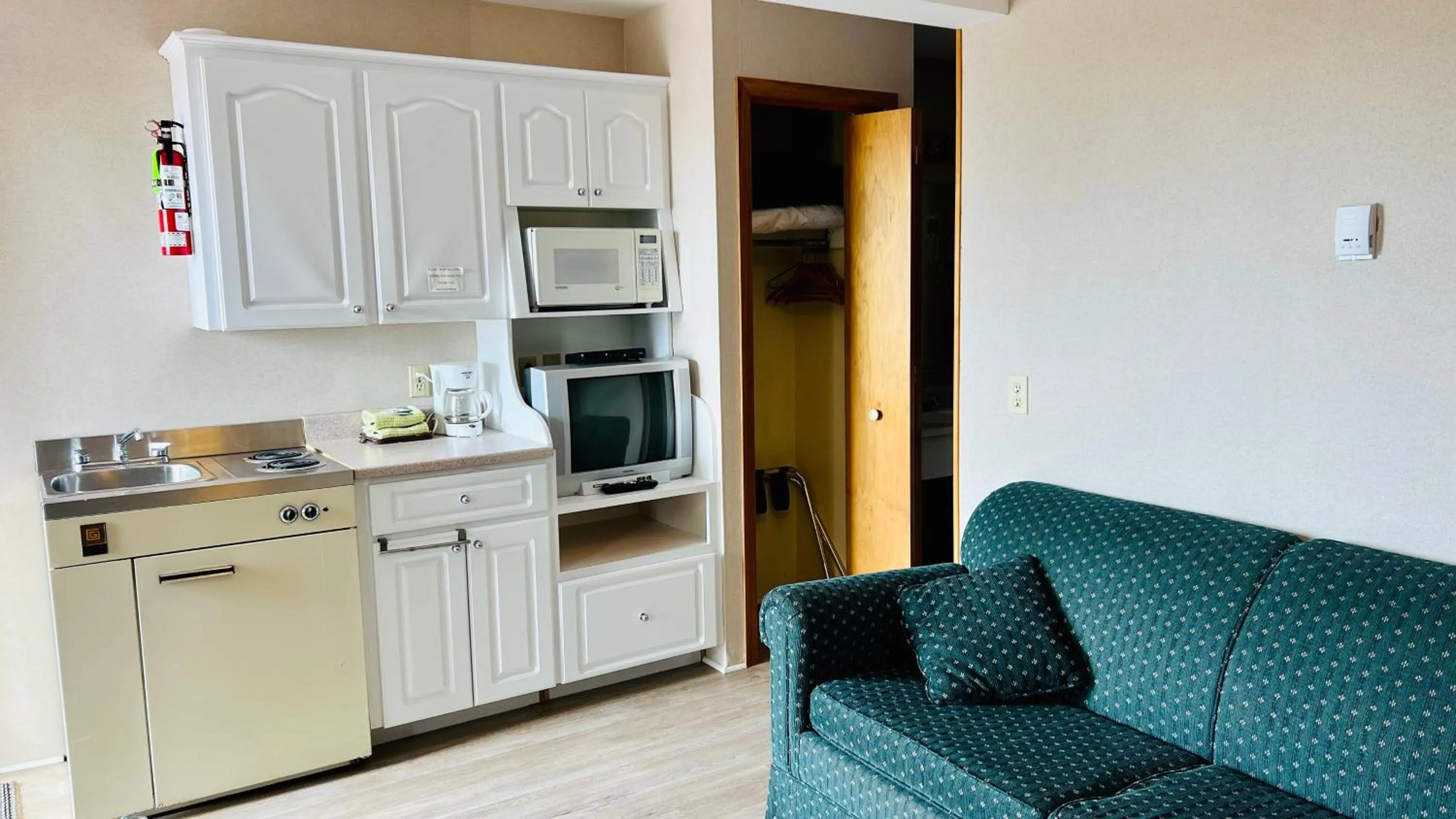 Kitchen or kitchenette in Anne Shirley Motel & Cottages