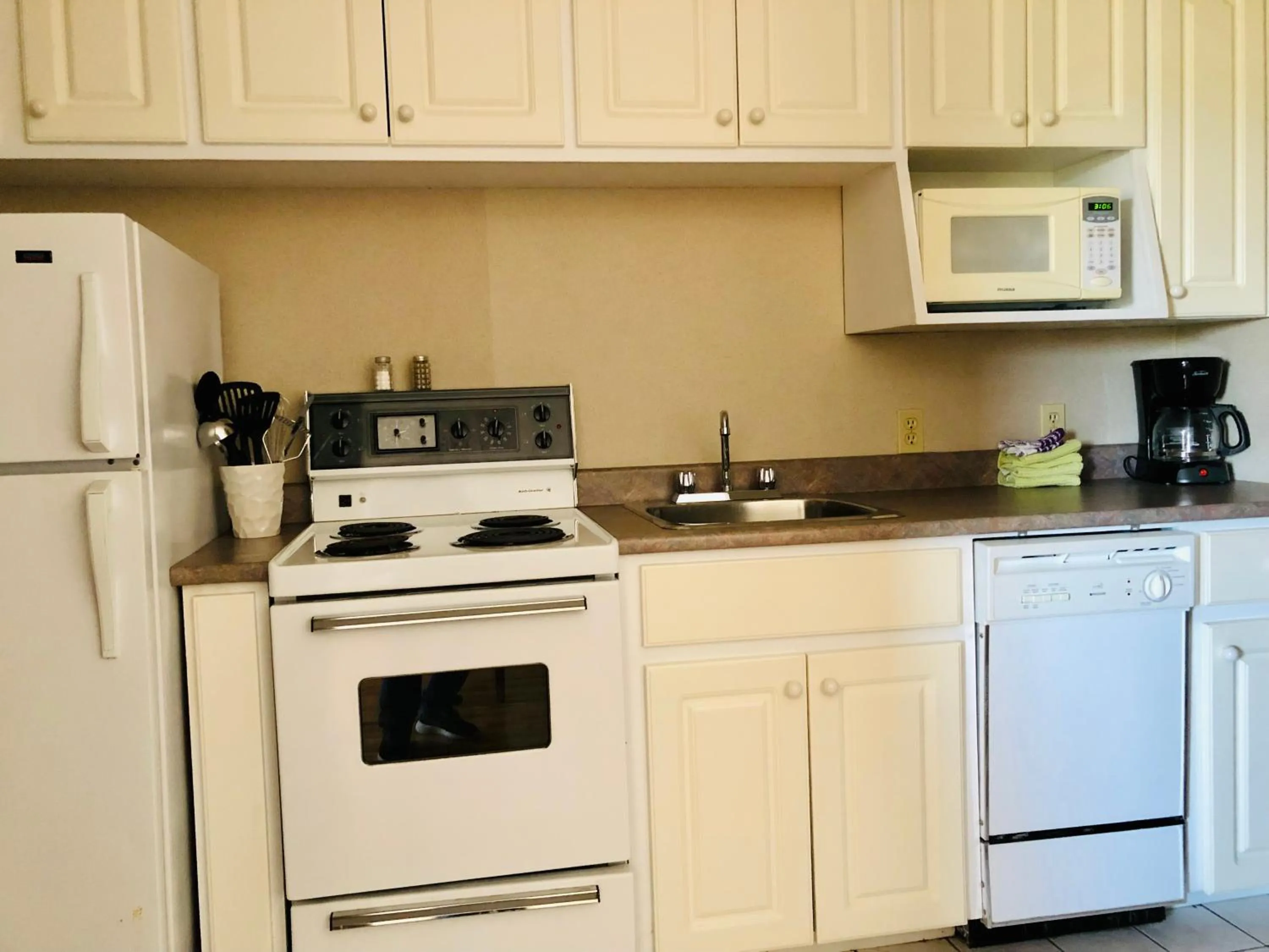 Coffee/tea facilities in Anne Shirley Motel & Cottages