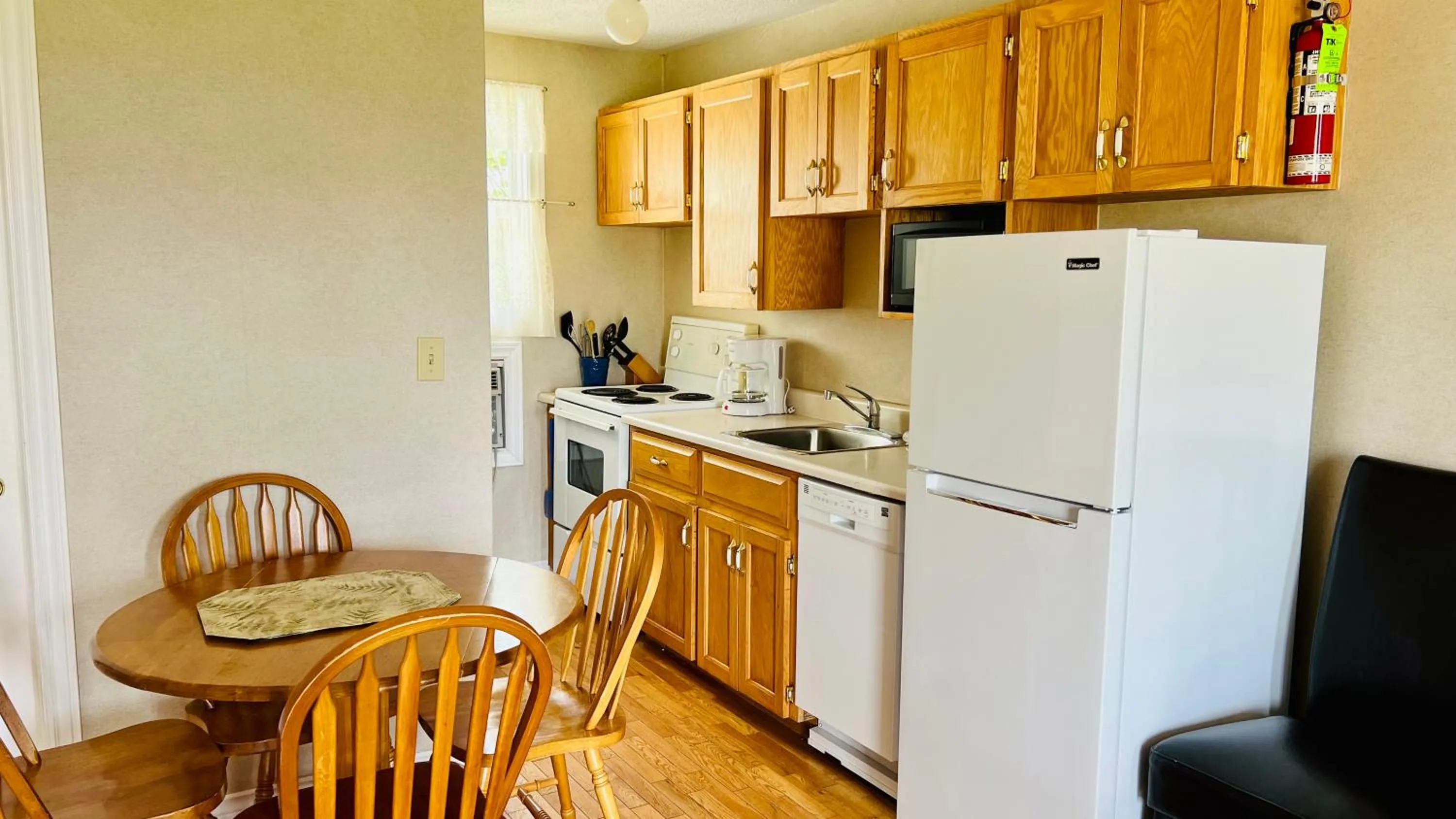 Kitchen or kitchenette in Anne Shirley Motel & Cottages