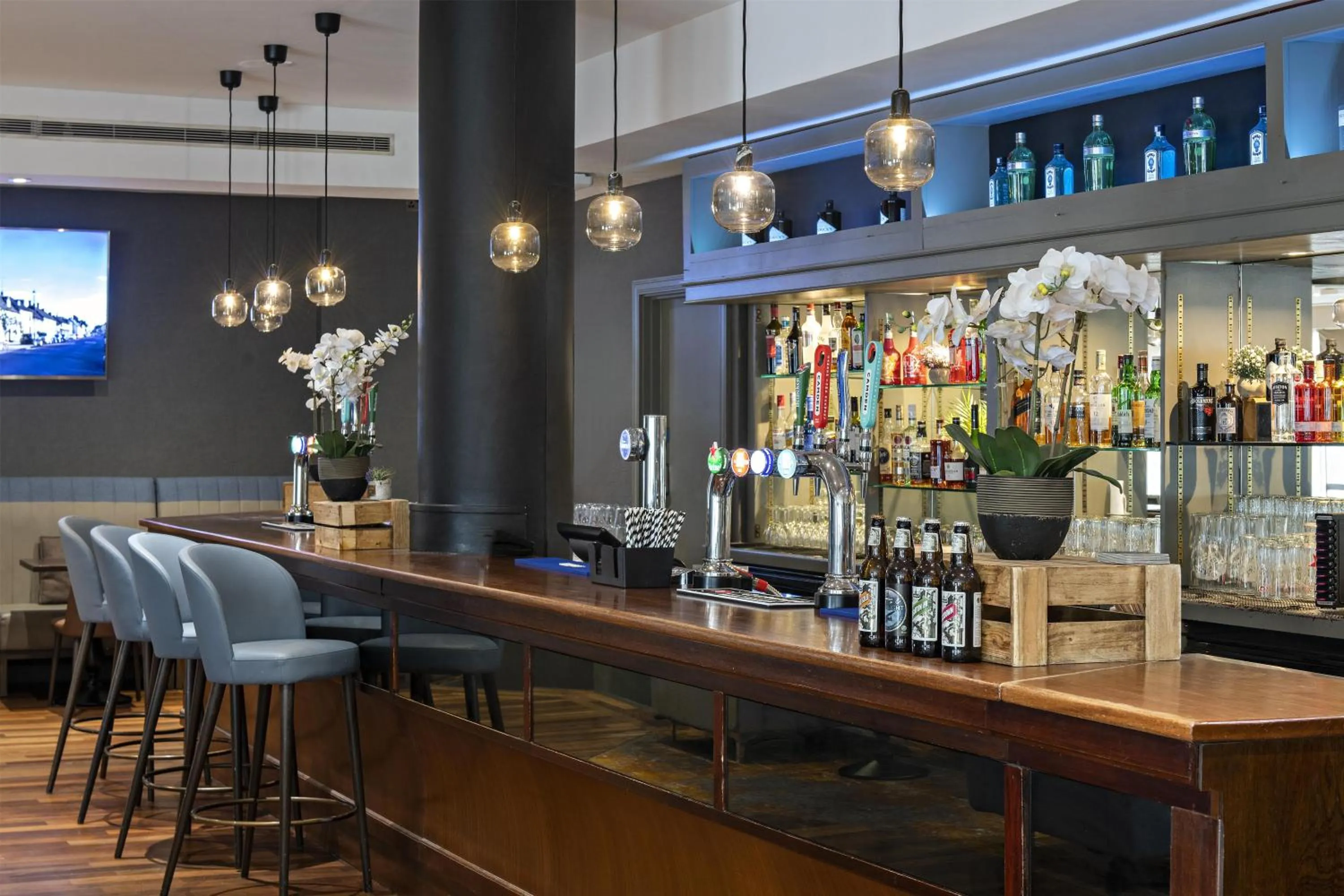 Lounge or bar in DoubleTree by Hilton Swindon Hotel