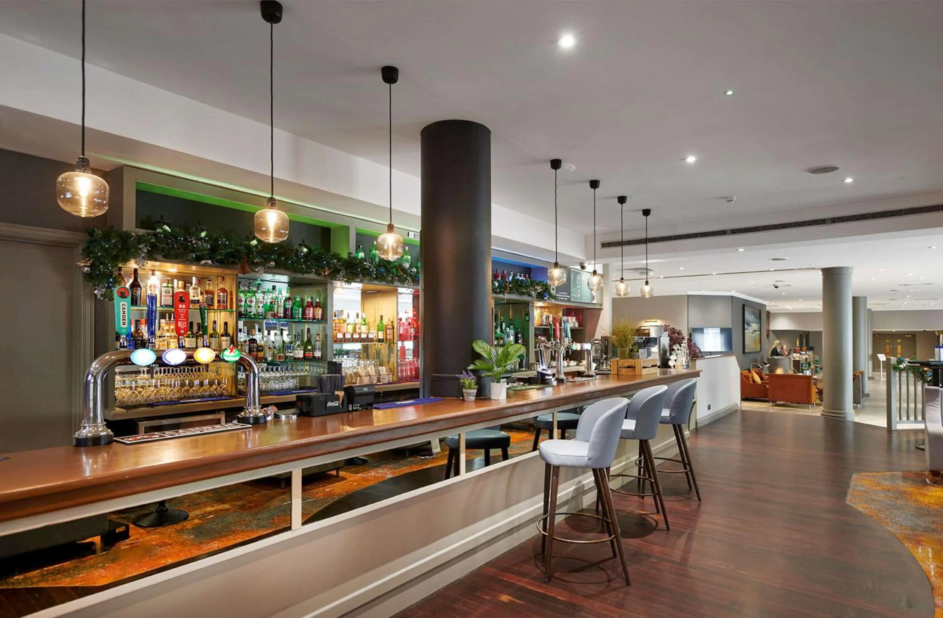 Lounge or bar in DoubleTree by Hilton Swindon Hotel