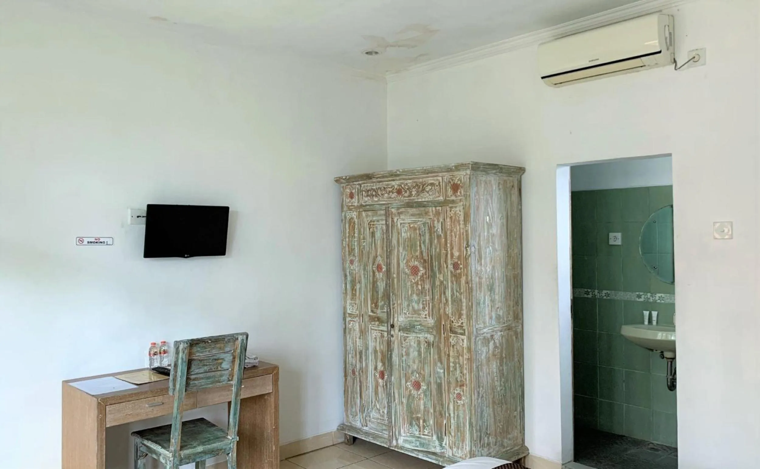 TV and multimedia in Chendana Homestay Bali