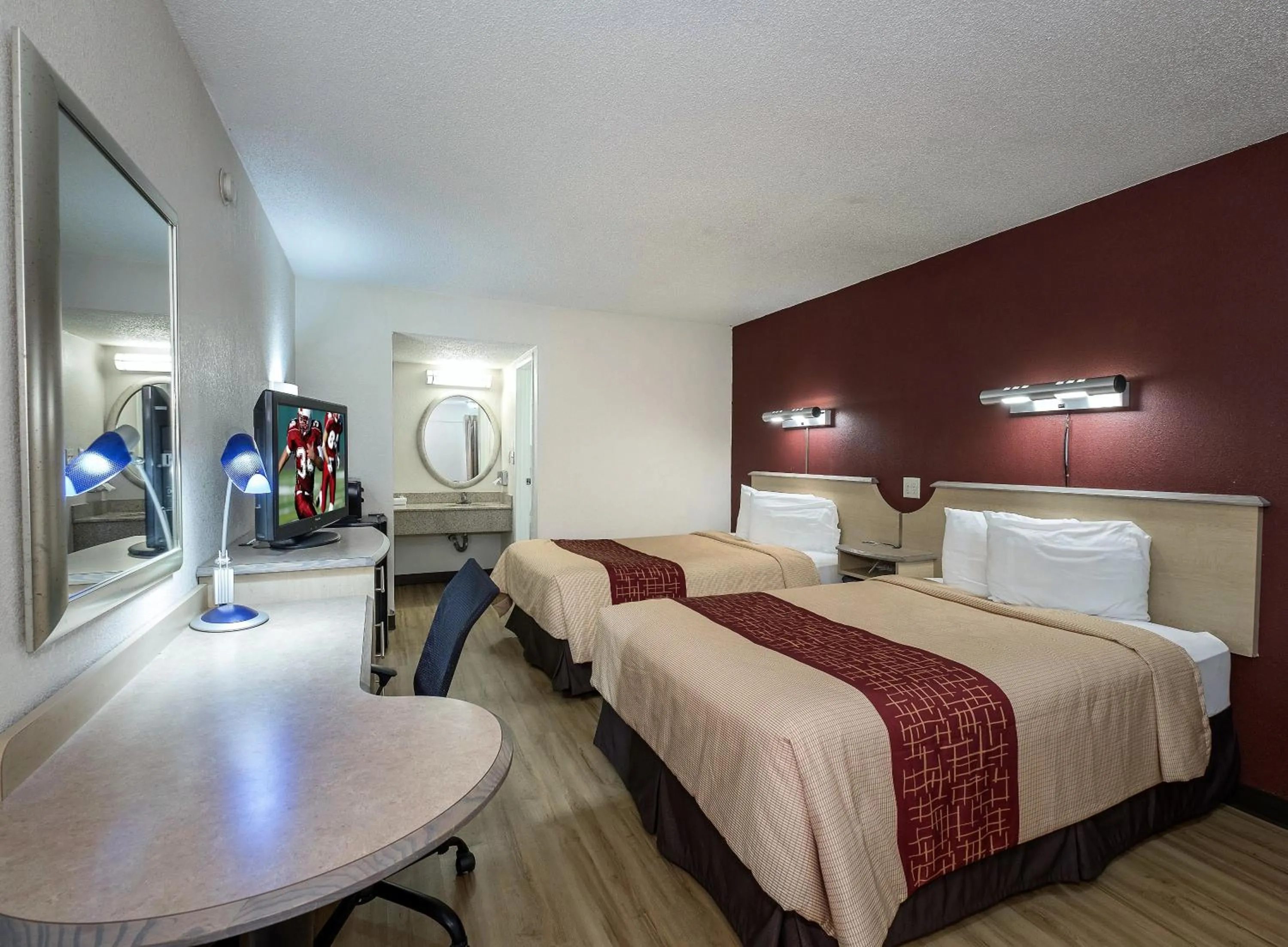 Bedroom, Bed in Red Roof Inn Hagerstown - Williamsport, MD