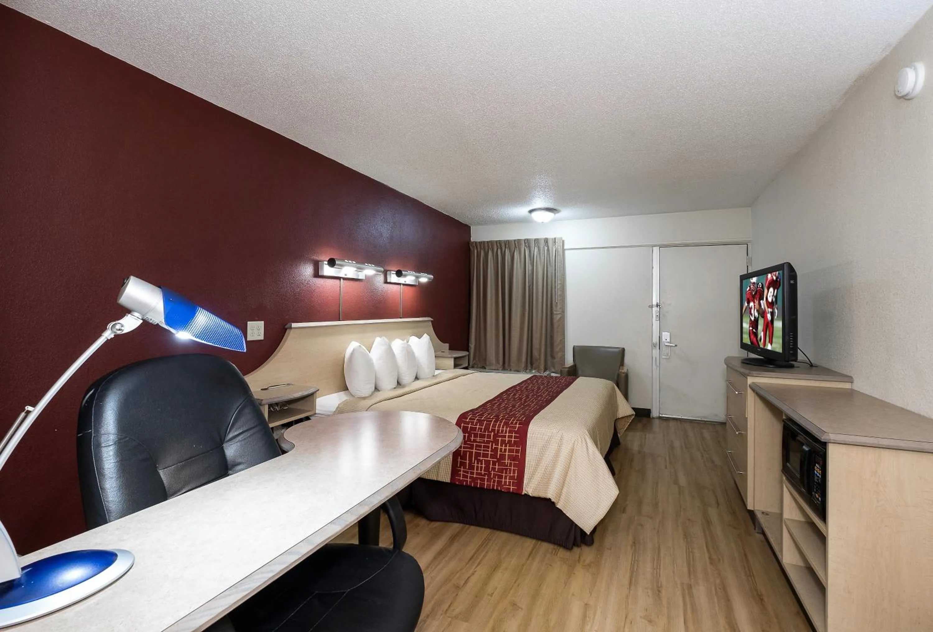 Bedroom, Bed in Red Roof Inn Hagerstown - Williamsport, MD