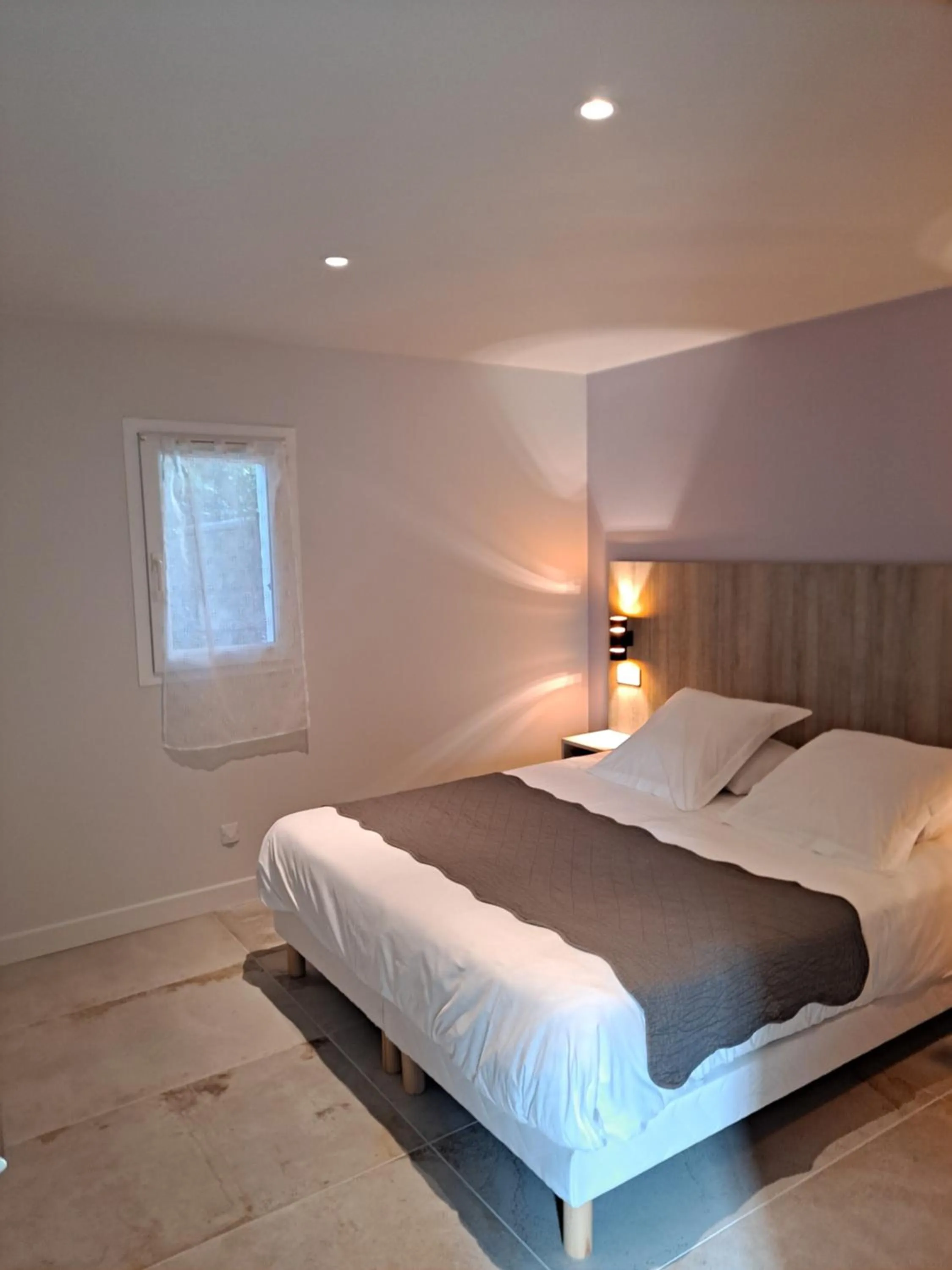 Photo of the whole room, Bed in Hôtel Du Viaduc