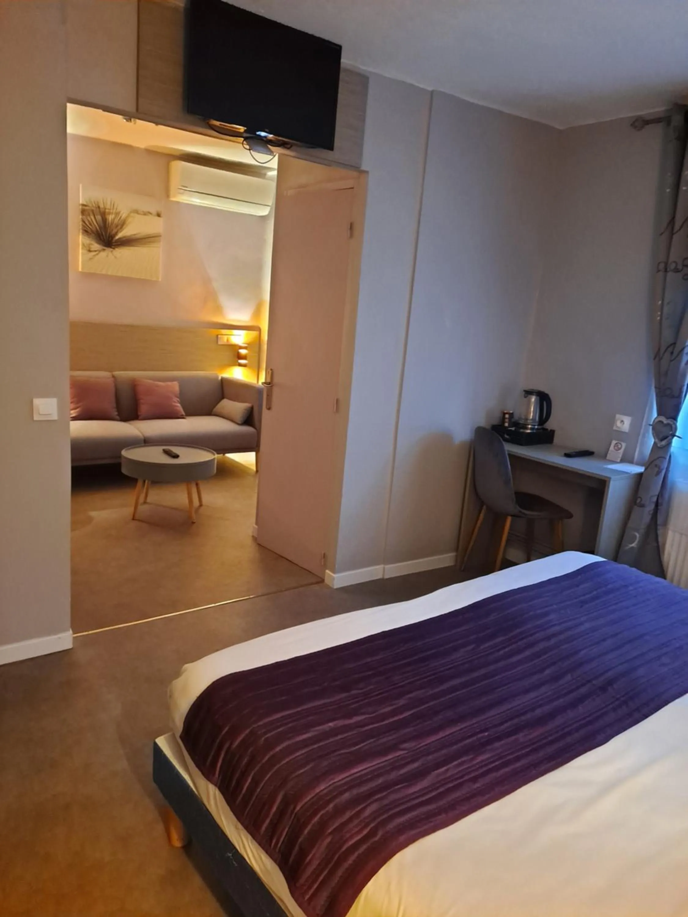 Photo of the whole room, Bed in Hôtel Du Viaduc