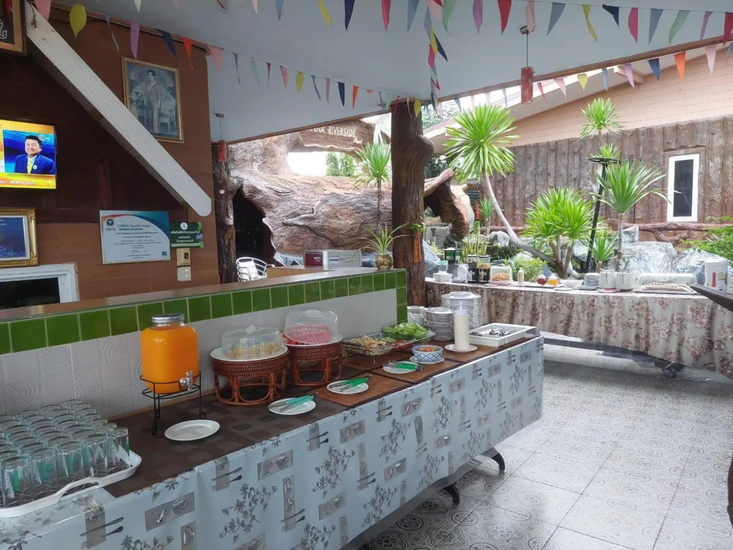 Restaurant/places to eat in Suwanna Riverside