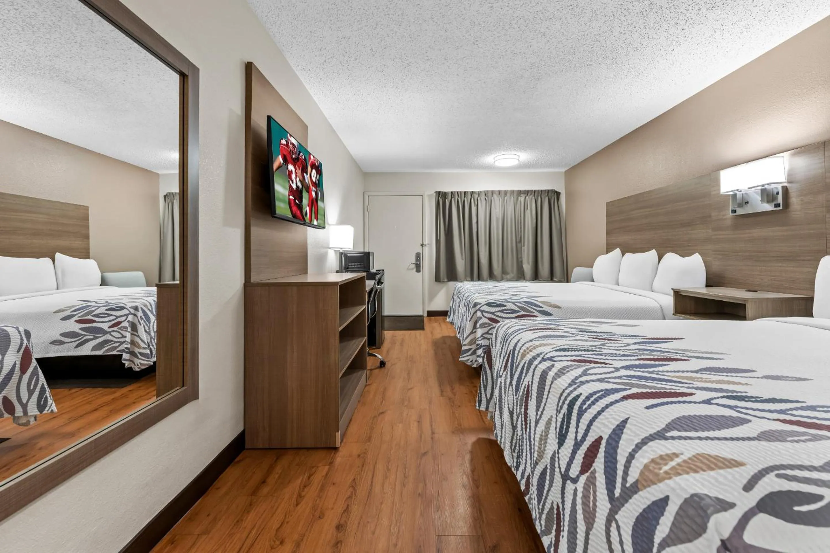 Photo of the whole room, Bed in Red Roof Inn Columbus West - Hilliard