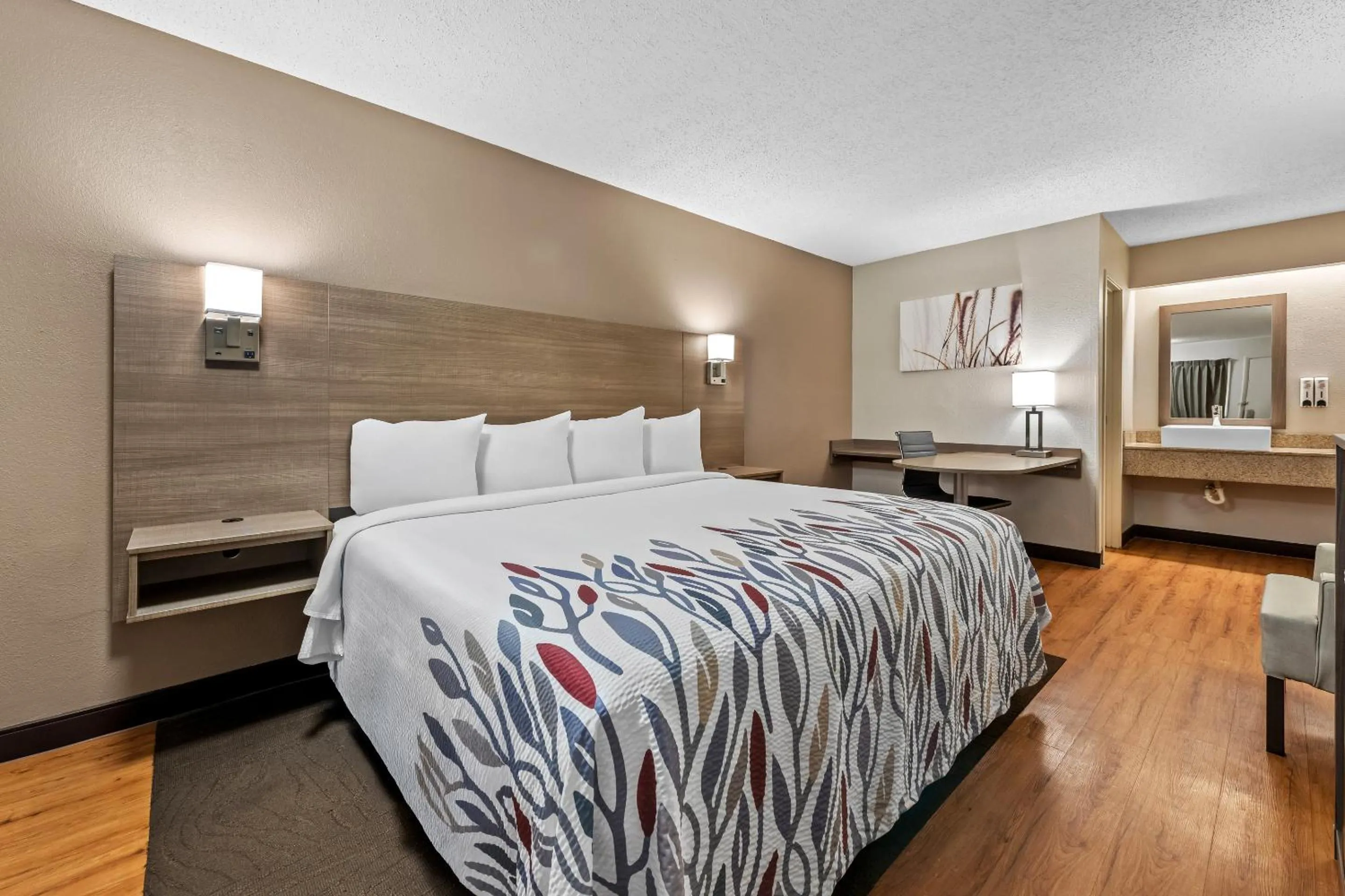 Bedroom, Bed in Red Roof Inn Columbus West - Hilliard