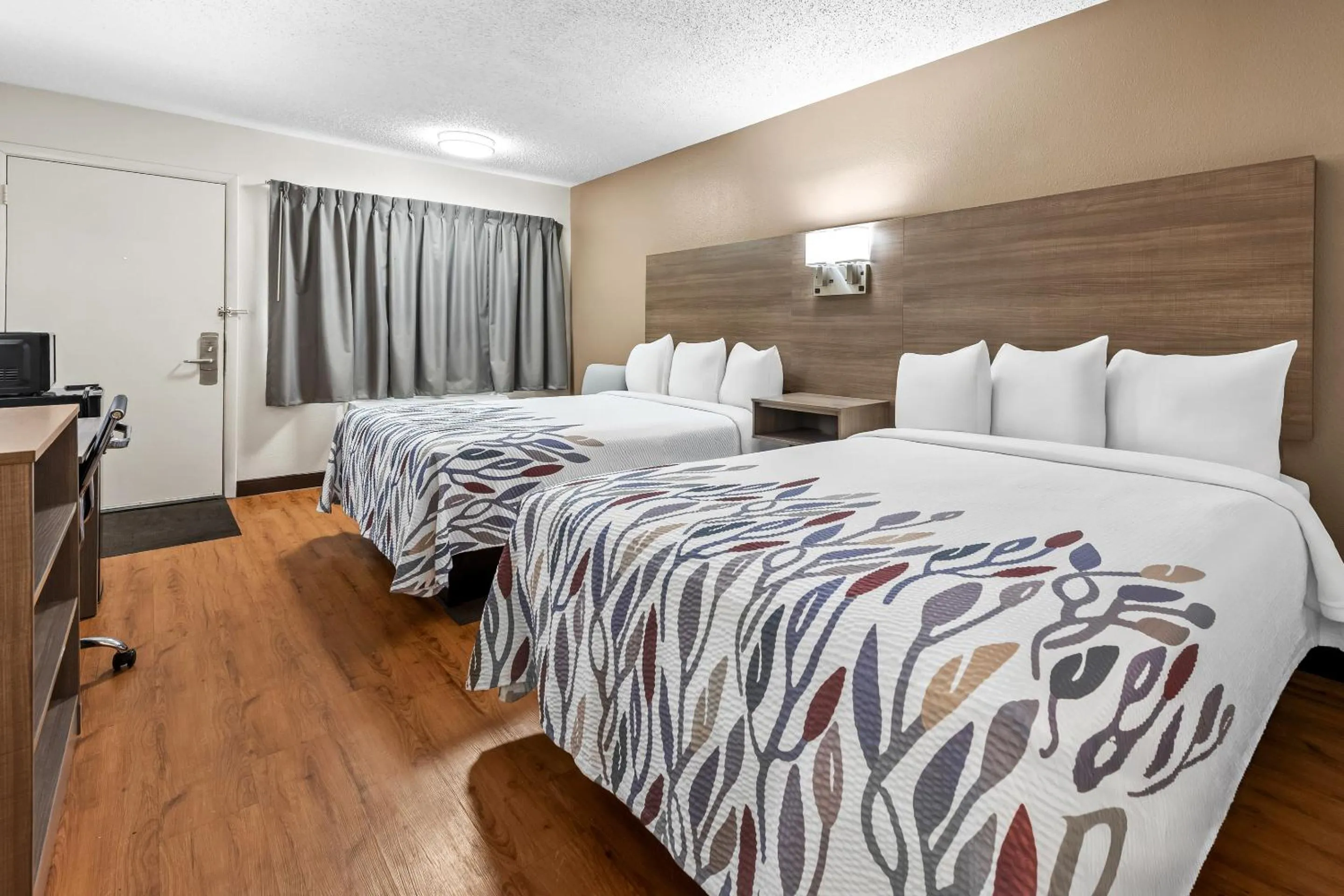 Photo of the whole room, Bed in Red Roof Inn Columbus West - Hilliard