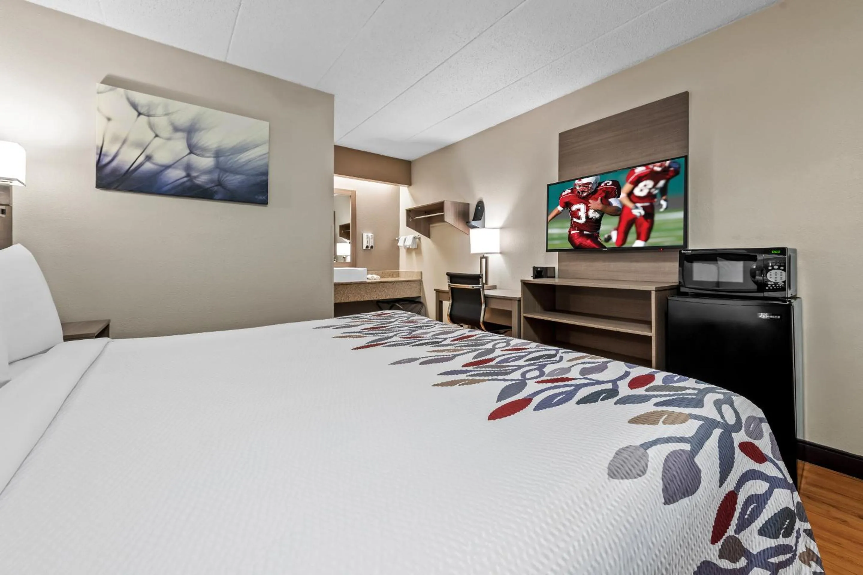 Photo of the whole room, Bed in Red Roof Inn Columbus West - Hilliard