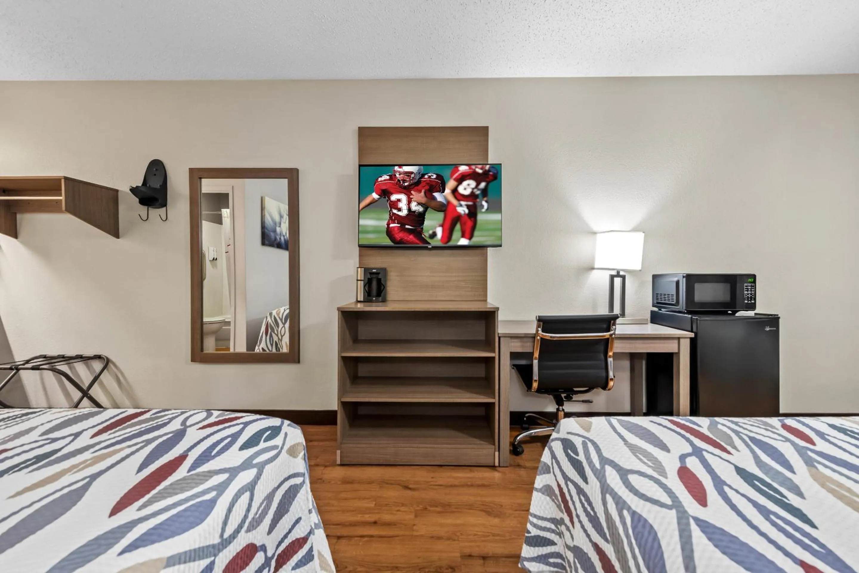 Photo of the whole room, Bed in Red Roof Inn Columbus West - Hilliard