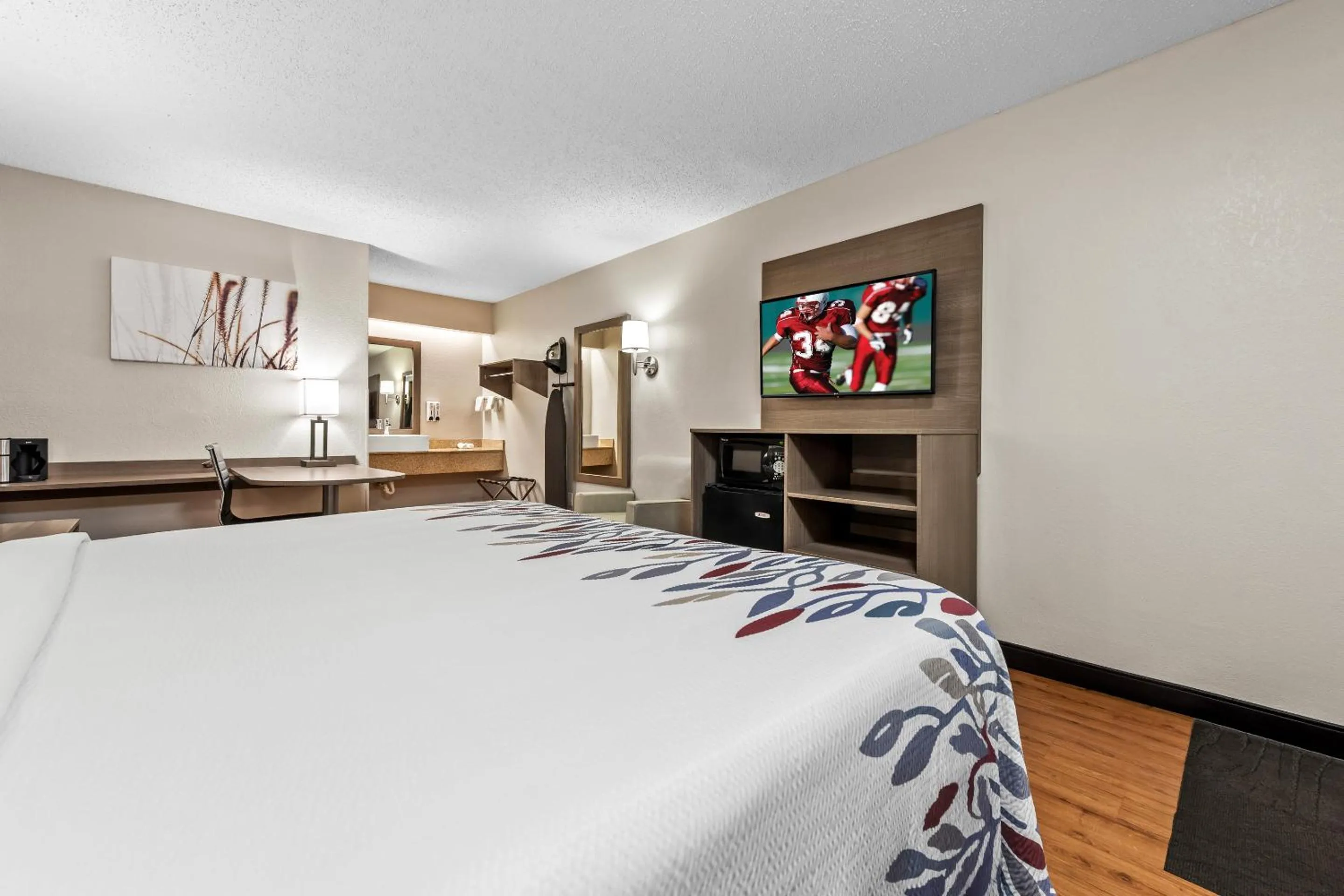 Bedroom, Bed in Red Roof Inn Columbus West - Hilliard